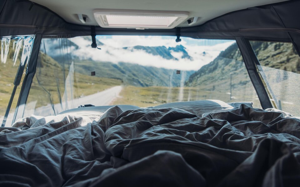 Réveillez-vous dans votre camping-car Carado avec vue sur la vallée de montagne et la route
