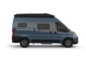 Furgoneta camper Carado azul en vista lateral con toldo, puerta corredera y ventanas tintadas