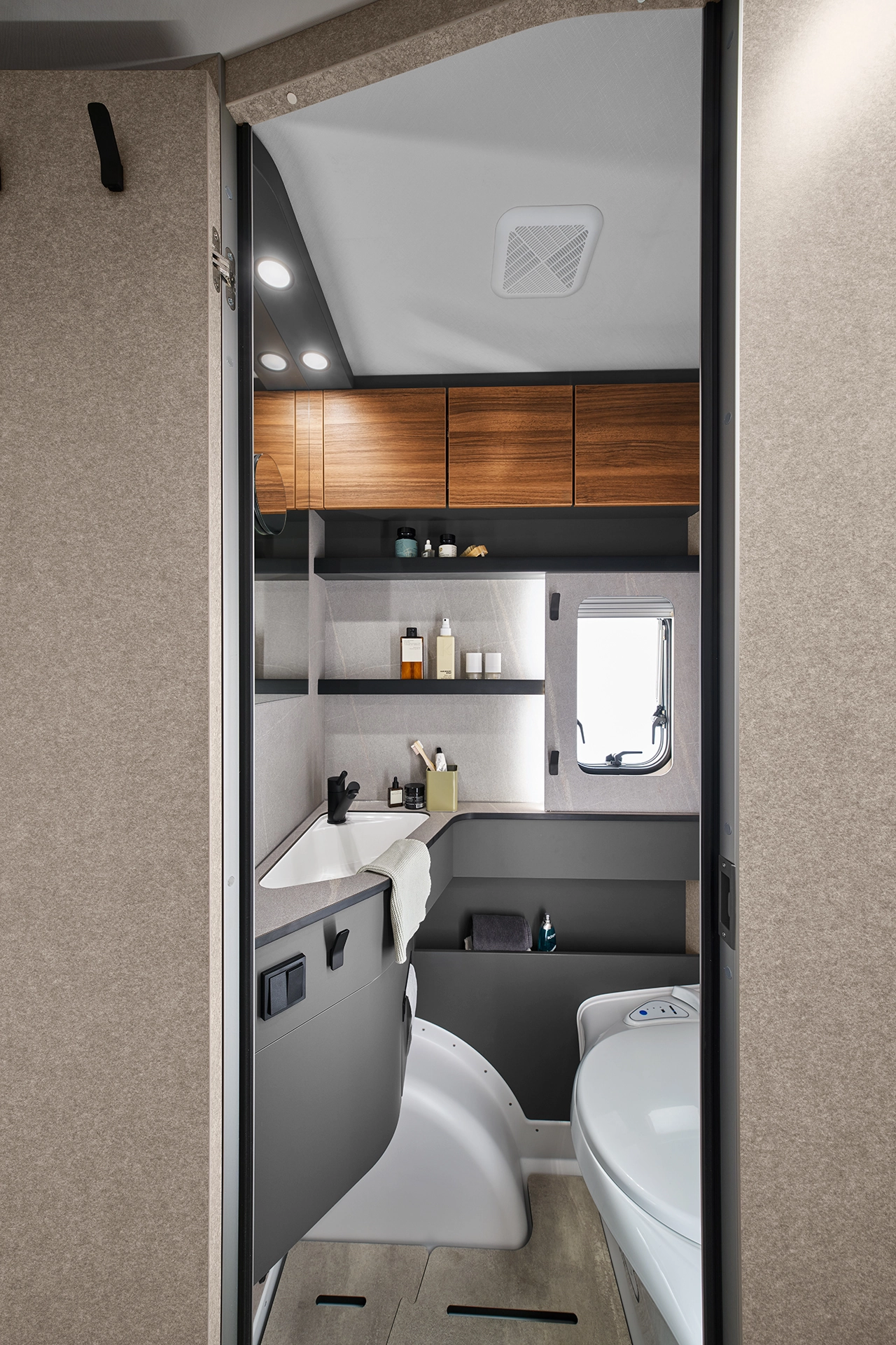 Integrated shelves and many storage compartments make the bathroom a small space miracle.