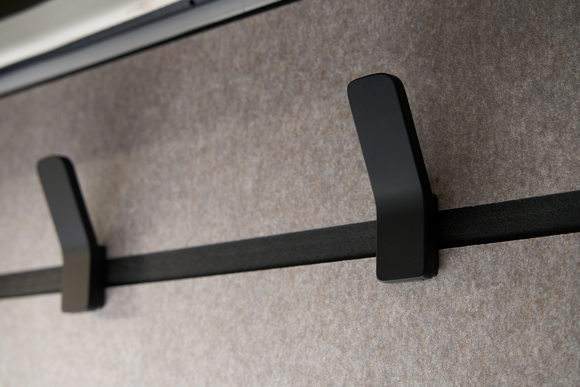 Practically integrated hooks serve as towel holders, key racks, coat racks or much more.
