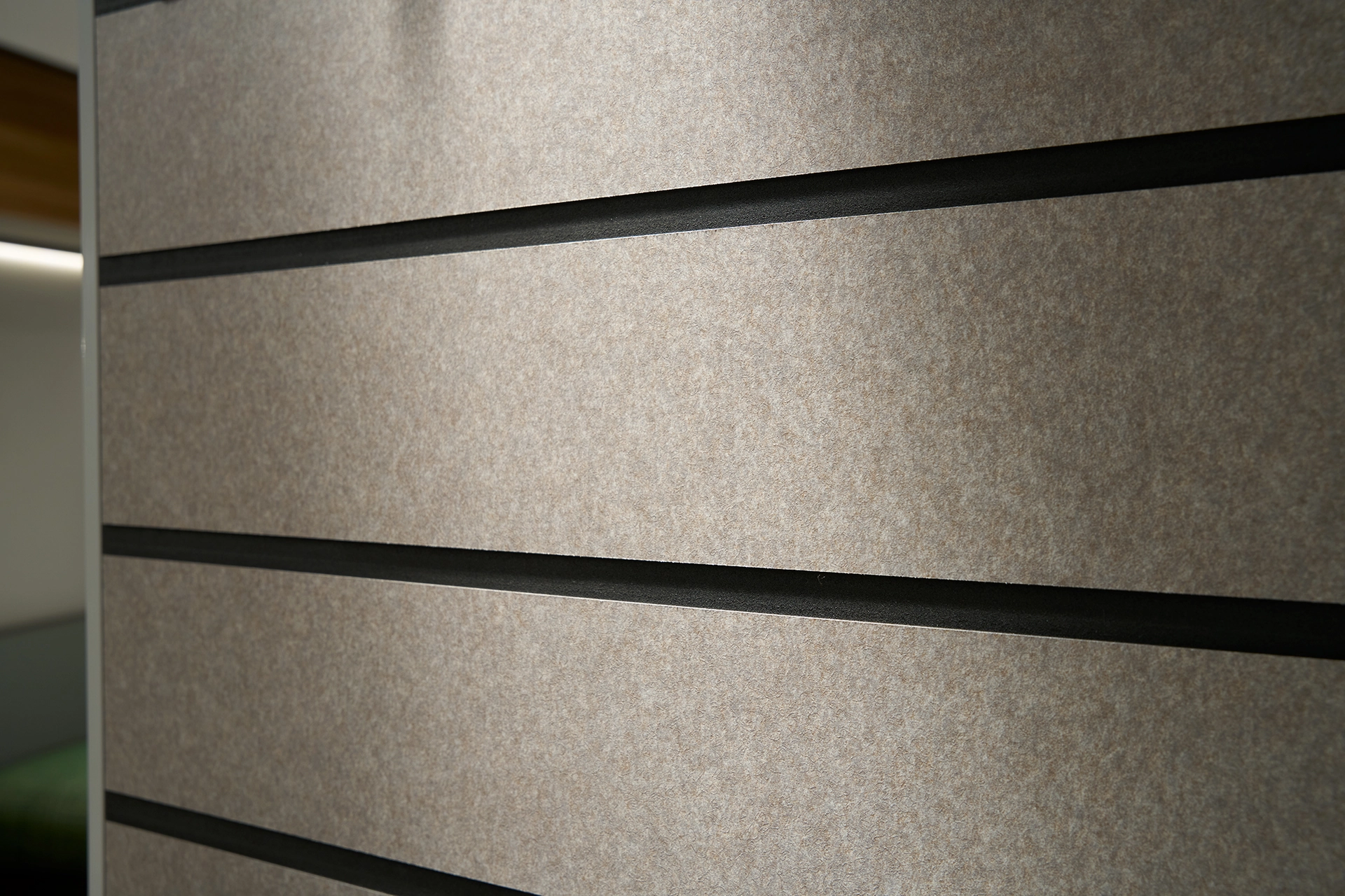 Light felt-look decor combined with black stripes transform the door into a design object. Three of these stripes function as practical multifunctional rails that can be variably equipped.