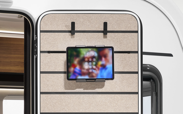 Ob drinnen oder draußen – der Tablethalter macht die Komfort-Aufbautür zum kleinen Heimkino.