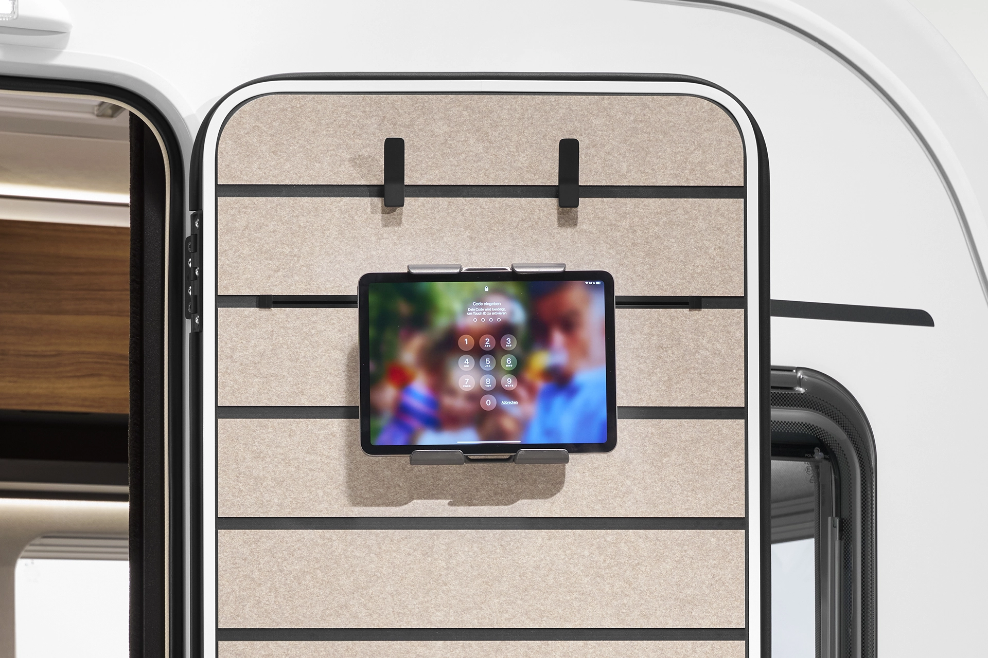 Ob drinnen oder draußen – der Tablethalter macht die Komfort-Aufbautür zum kleinen Heimkino.
