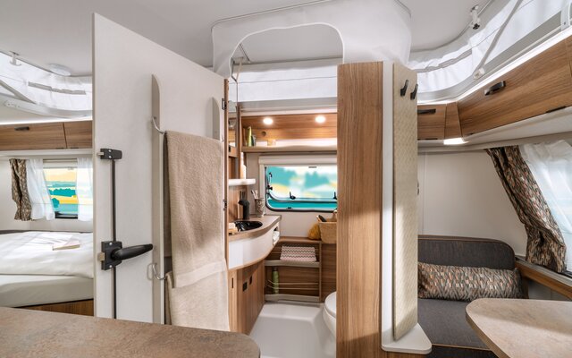 Perfect organization meets stylish functionality: The cleverly placed towel holder on the bathroom door ensures that your towel always remains within reach during your morning routine.