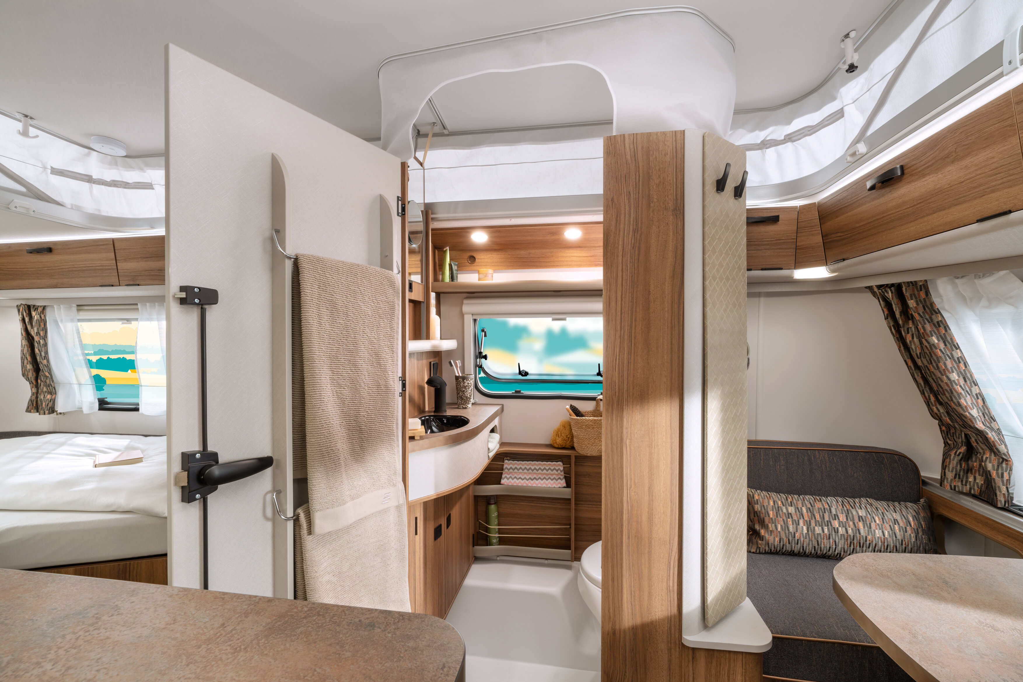 Perfect organization meets stylish functionality: The cleverly placed towel holder on the bathroom door ensures that your towel always remains within reach during your morning routine.