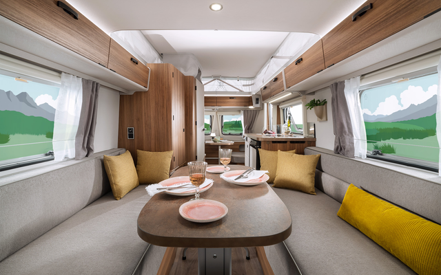 Imagine yourself here with your loved ones over a drink, reviewing the day and making new plans. (Legend line with Biarritz furniture decor and Hampton fabric combination.)