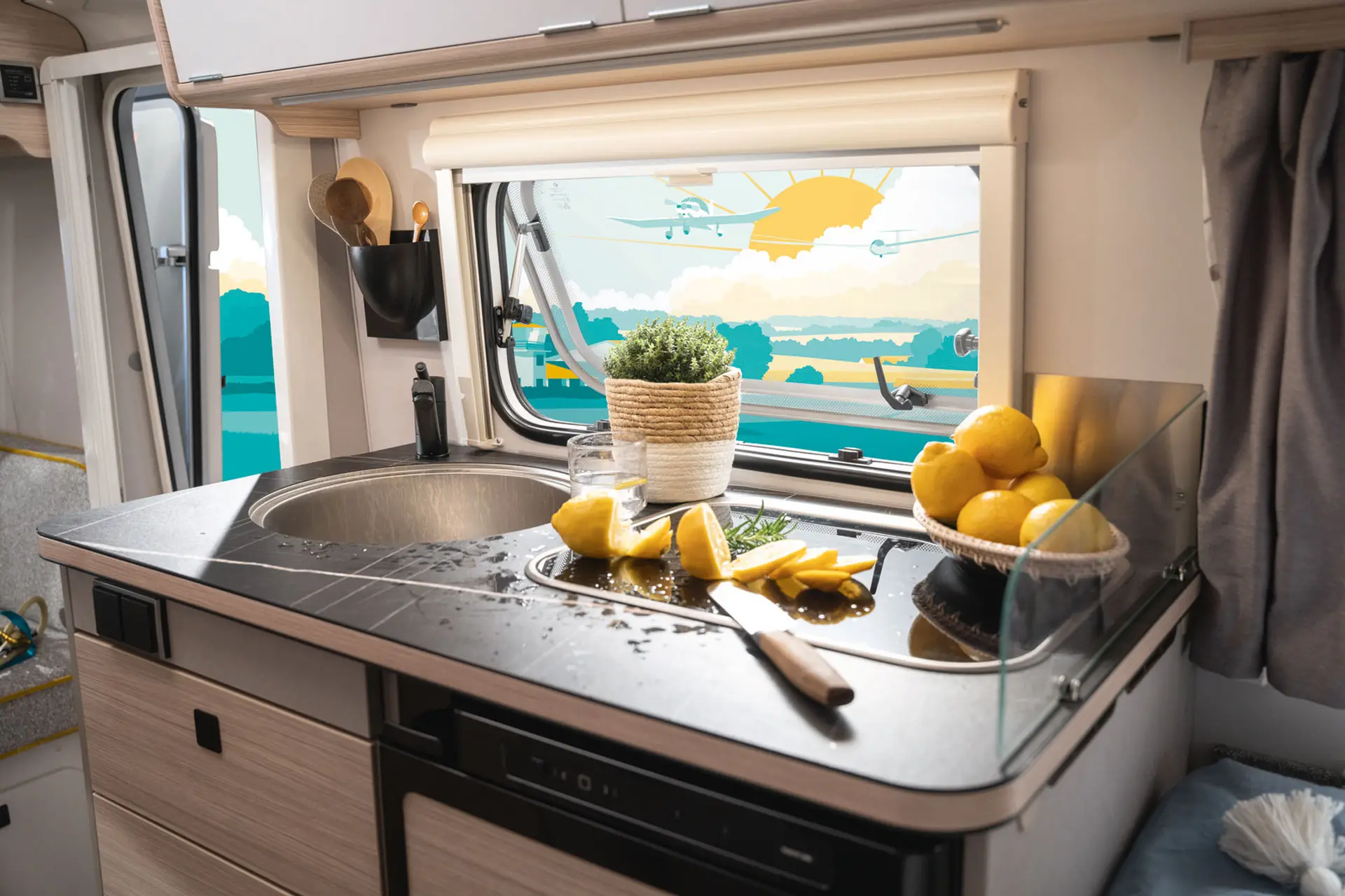 The 2-burner hob, which features flame protection and a glass cover plate as standard, leaves nothing to be desired in terms of culinary delights. 