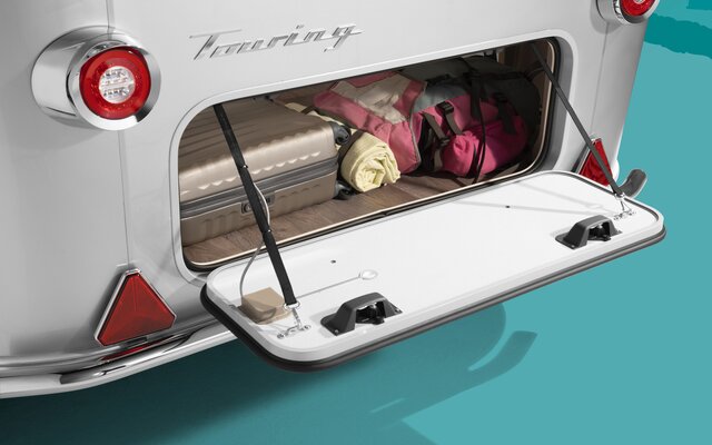 Concealed under the fixed rear bed in the sleeping area of the ERIBA Touring 310, 430, 530, 542, 550, 630 and 642 layouts is a huge storage space which can also be loaded from the outside via the optionally available locker door. 