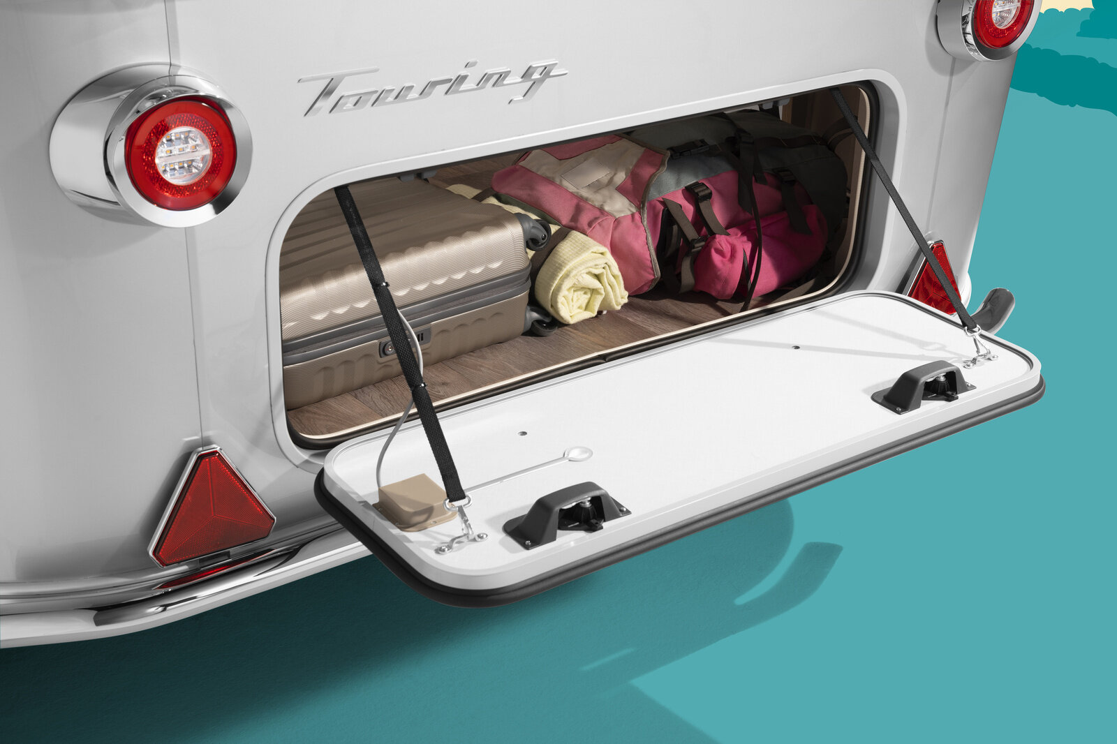 Concealed under the fixed rear bed in the sleeping area of the ERIBA Touring 310, 430, 530, 542, 550, 630 and 642 layouts is a huge storage space which can also be loaded from the outside via the optionally available locker door. 