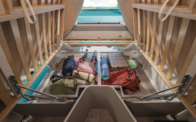 Thanks to excellent accessibility, you can make full use of every centimeter of storage space under the beds.