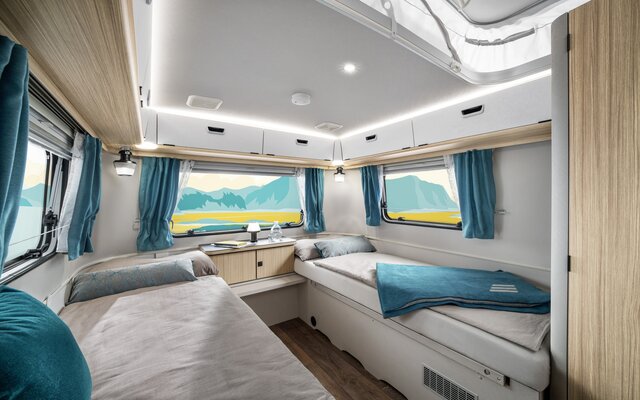 The practical arrangement of the beds not only helps you relax, but also makes life easier if you want to stow something underneath them. (Urban furnishing line with Tindari furniture decor and Orlando fabric combination.)