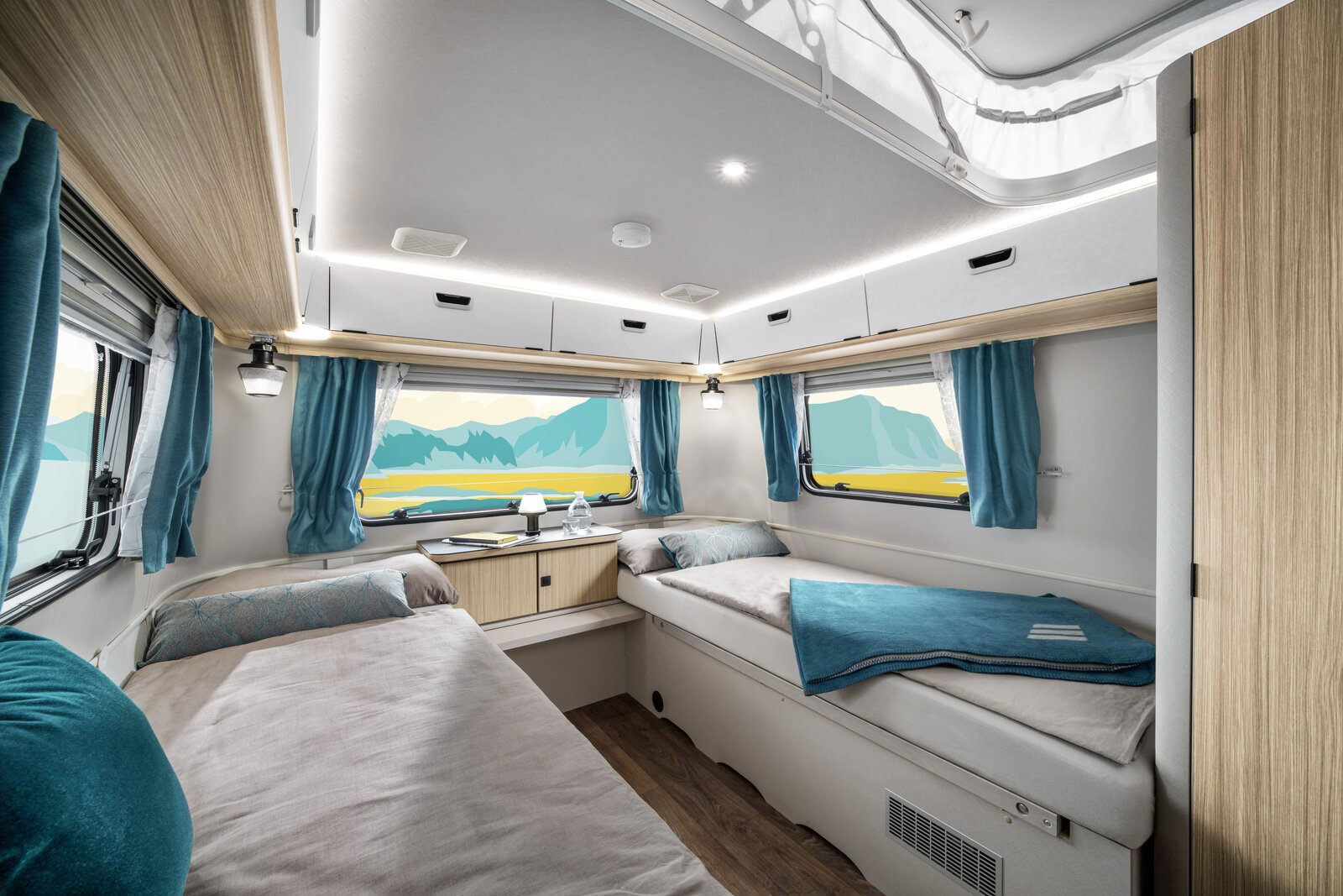 The practical arrangement of the beds not only helps you relax, but also makes life easier if you want to stow something underneath them. (Urban furnishing line with Tindari furniture decor and Orlando fabric combination.)