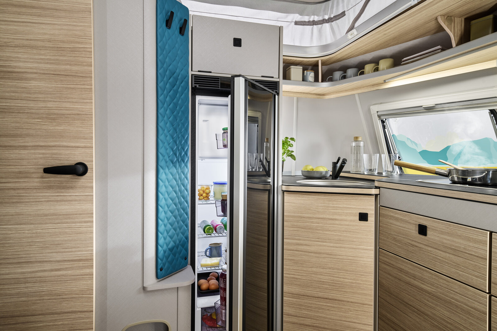 And your ingredients will stay nice and fresh inside the practical, integrated refrigerator with a capacity of minimum 81 litres.