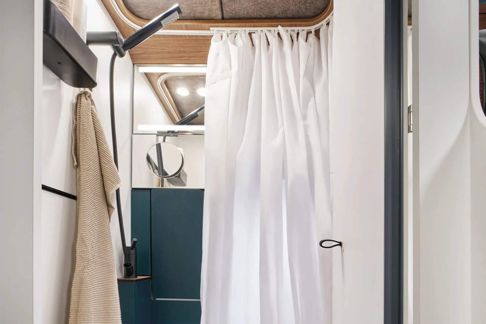 Der Duschvorhang schützt Toilette, Ablagen und Wände vor Spritzwasser während des Duschens. 