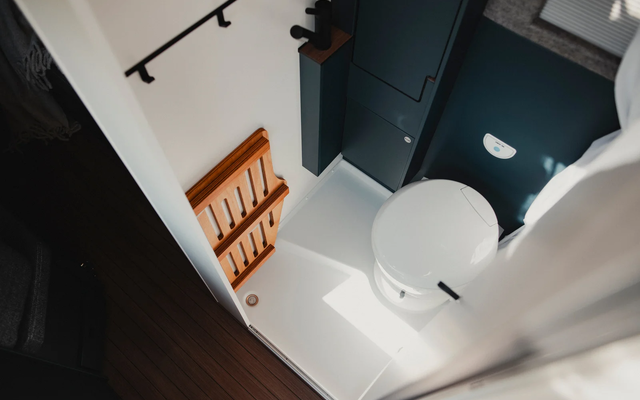 Komfort auf kompaktem Raum: Toilette, Waschbecken und Dusche. Der Einlegeboden für die Dusche sorgt für angenehmen Laufkomfort im Bad, wenn die Dusche nicht genutzt wird. 