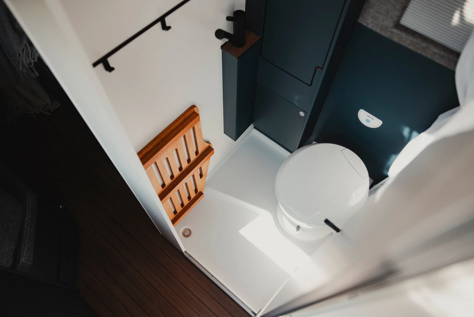 Komfort auf kompaktem Raum: Toilette, Waschbecken und Dusche. Der Einlegeboden für die Dusche sorgt für angenehmen Laufkomfort im Bad, wenn die Dusche nicht genutzt wird. 