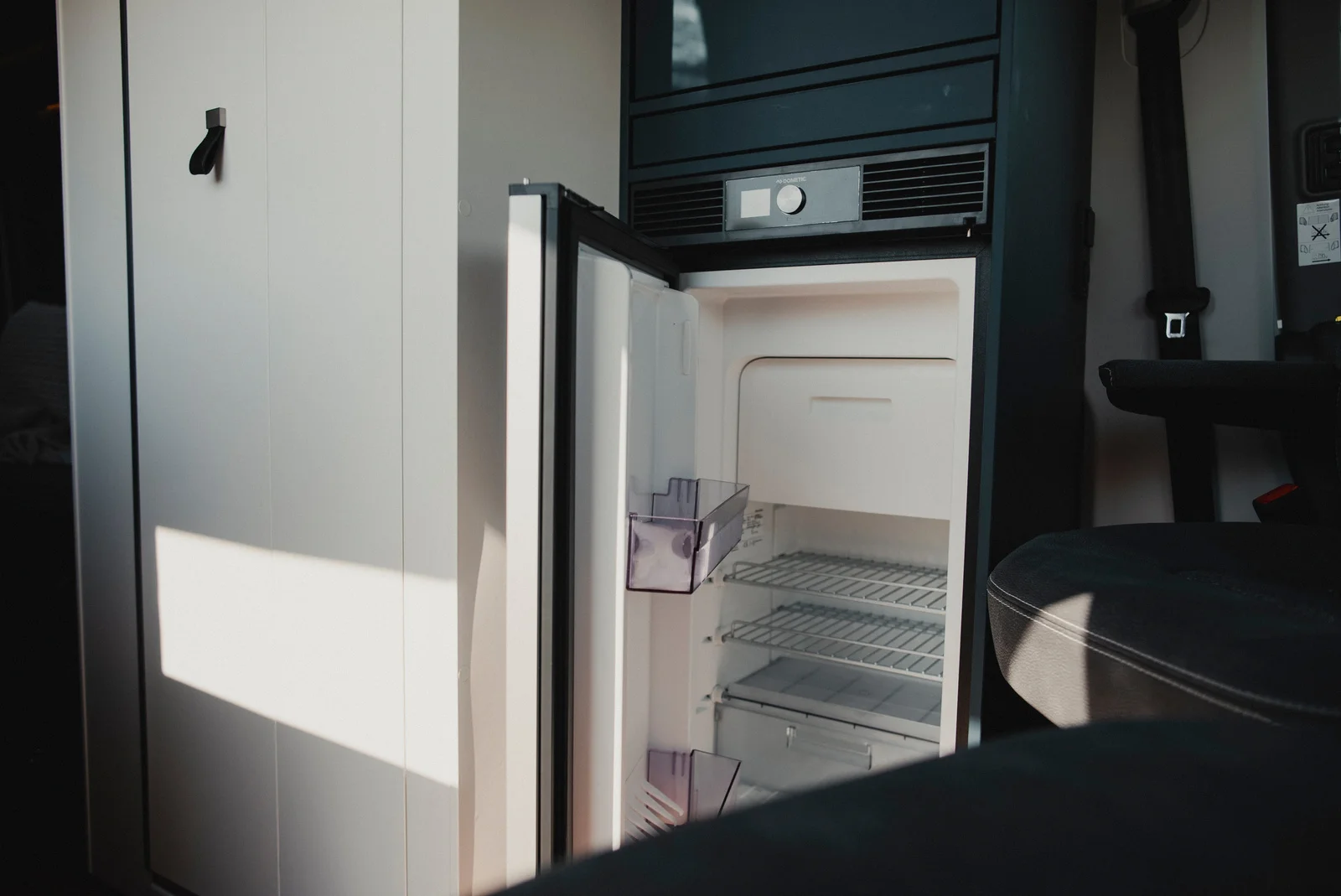 Der praktische Kühlschrank mit Doppelanschlag im ERIBA Car 602 hält Lebensmittel auch unterwegs zuverlässig frisch und jederzeit griffbereit.