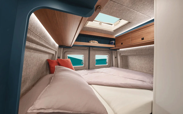 Das gemütliche Bett im ERIBA Car 600 lädt zum Entspannen und Träumen ein – egal wo die Reise hingeht.