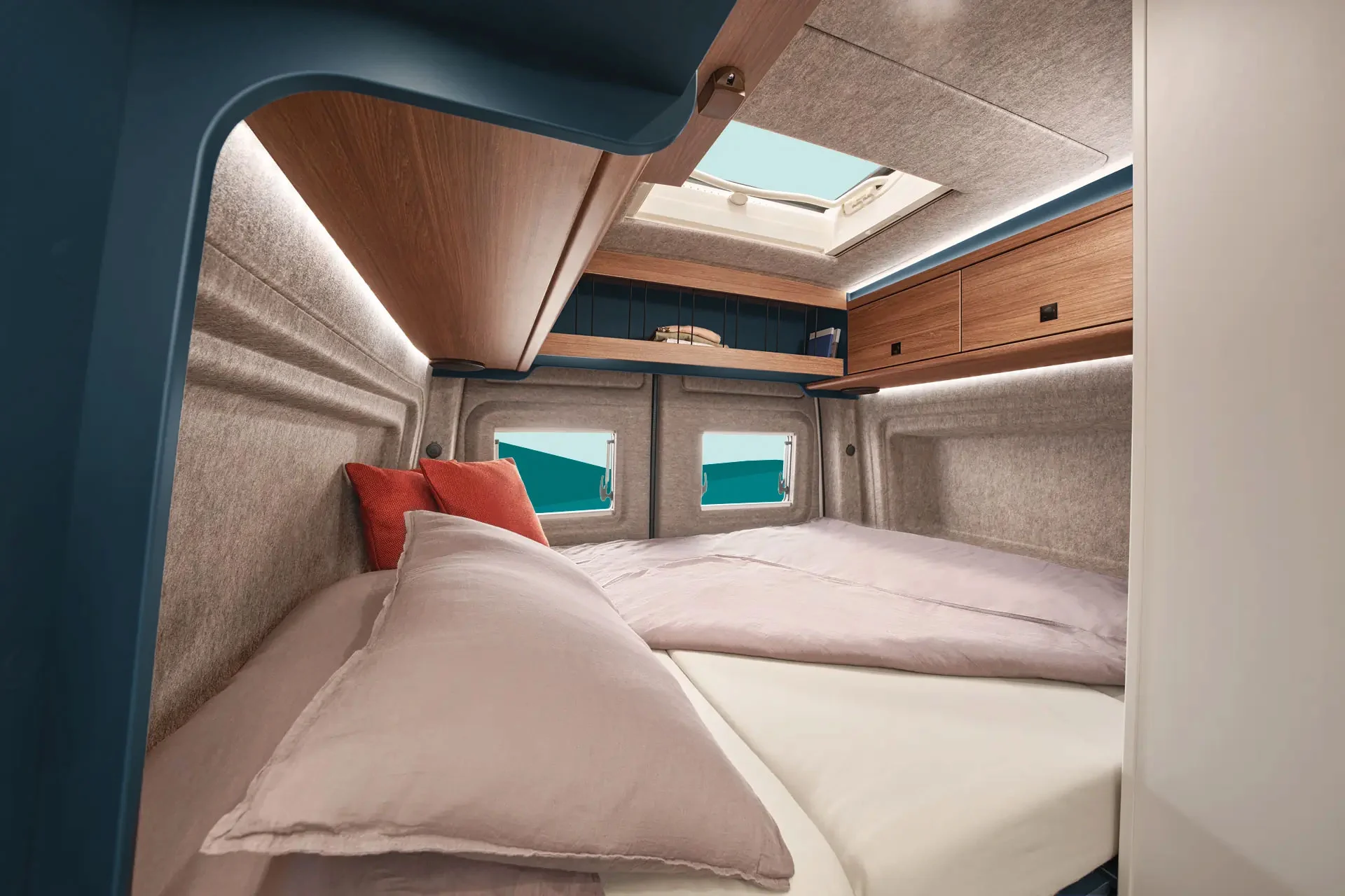 Das gemütliche Bett im ERIBA Car 600 lädt zum Entspannen und Träumen ein – egal wo die Reise hingeht.