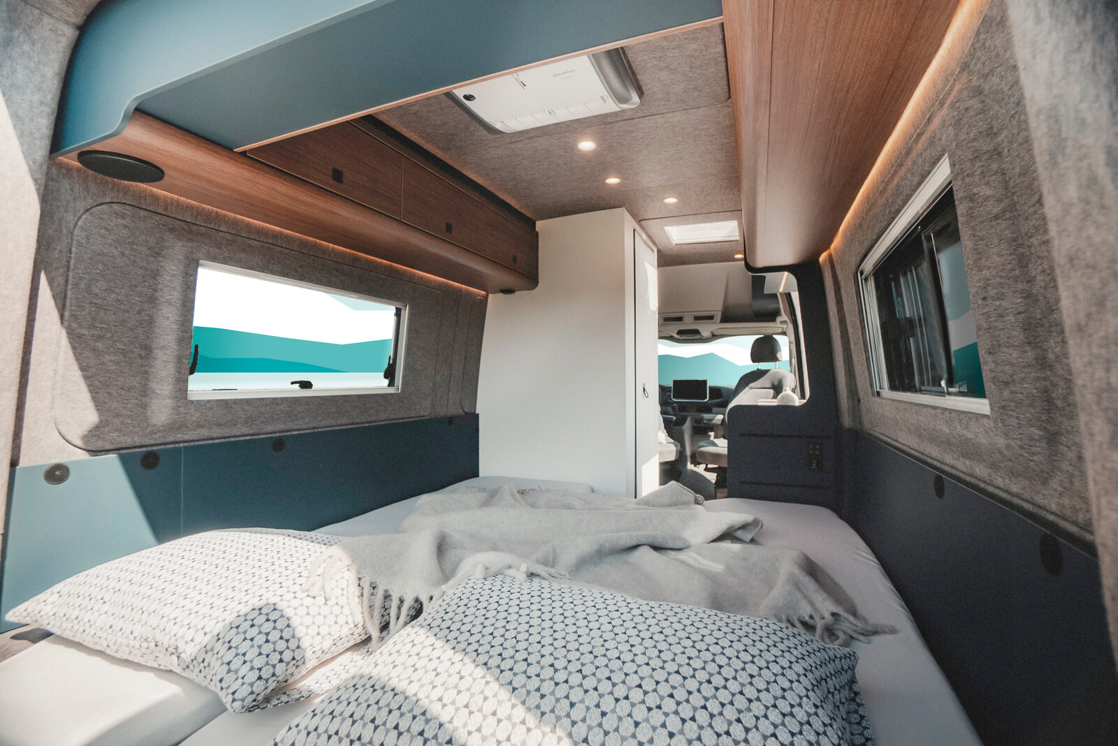Die schöne Sicht vom Bett des ERIBA Car 602 eröffnet einen harmonischen Blick in den großzügigen Innenraum.