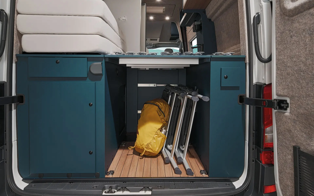Mehr Stauraum unter dem Bett im ERIBA Car 600 schafft Platz für größere Gegenstände und Campingausrüstung.