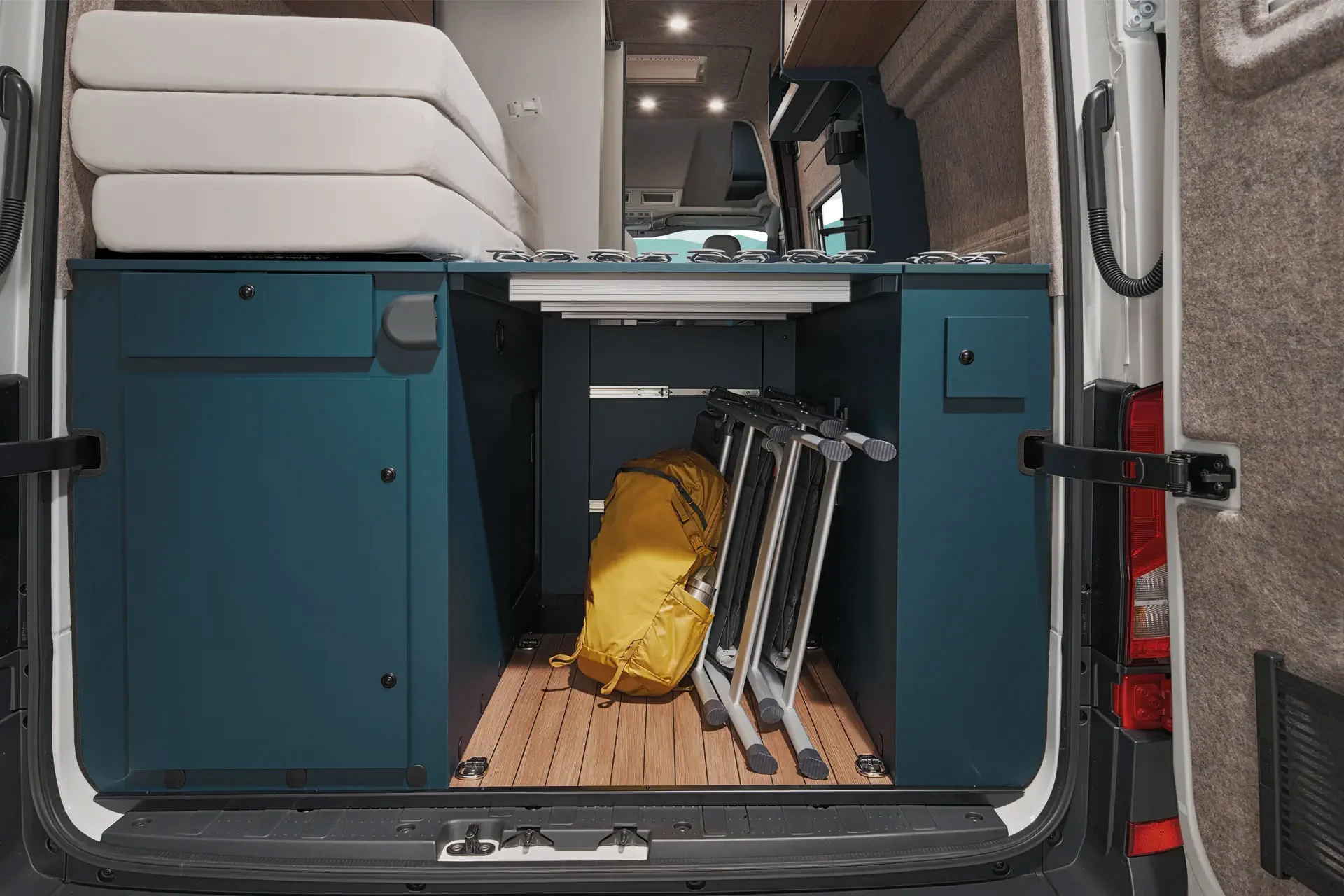 Mehr Stauraum unter dem Bett im ERIBA Car 600 schafft Platz für größere Gegenstände und Campingausrüstung.
