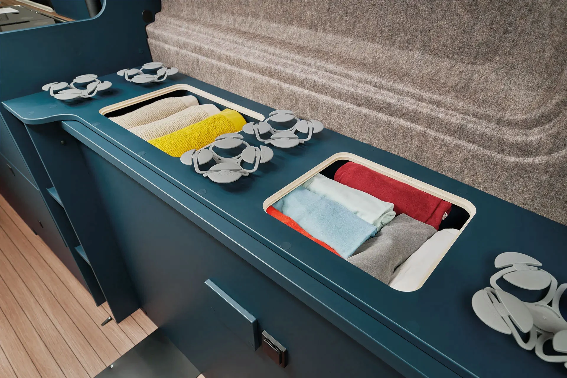 Staufächer in den Einbauten unter dem Bett des ERIBA Car 600 sorgen für zusätzliche Ordnung und clever genutzten Stauraum.