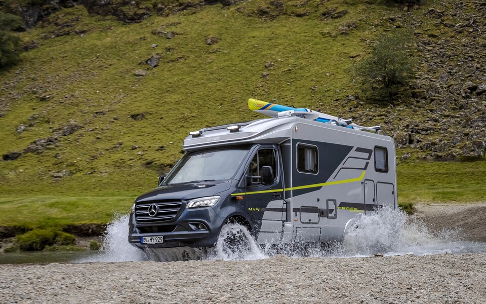 Hymer ML T Crossover fährt durch flaches Wasser