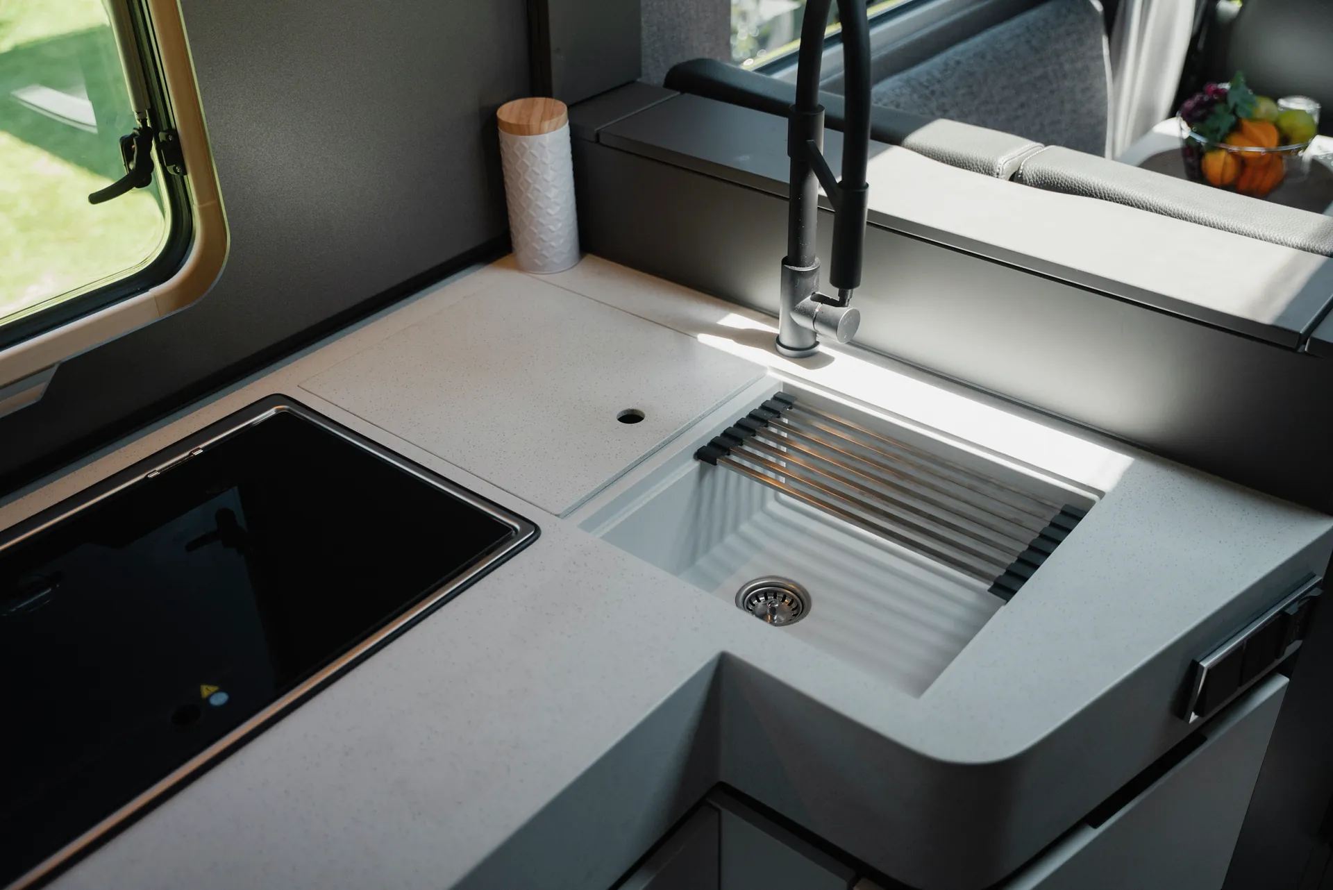 Premium materials, flexibly enhanced: the optional solid-surface worktop creates scope for individual kitchen solutions.