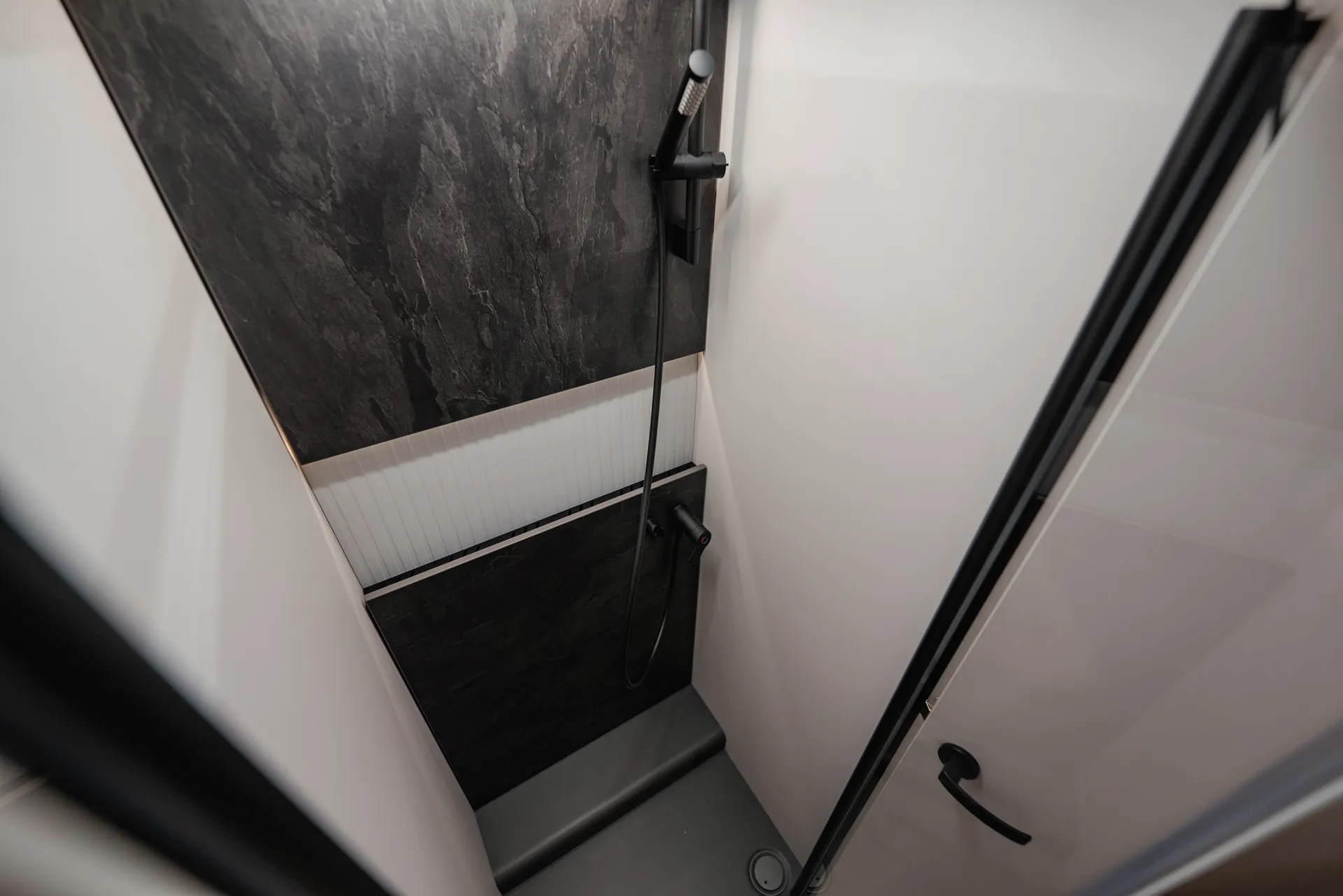 Generously designed and finished to a high standard: the separate shower combines comfort, freedom of movement and modern design into a harmonious whole.
