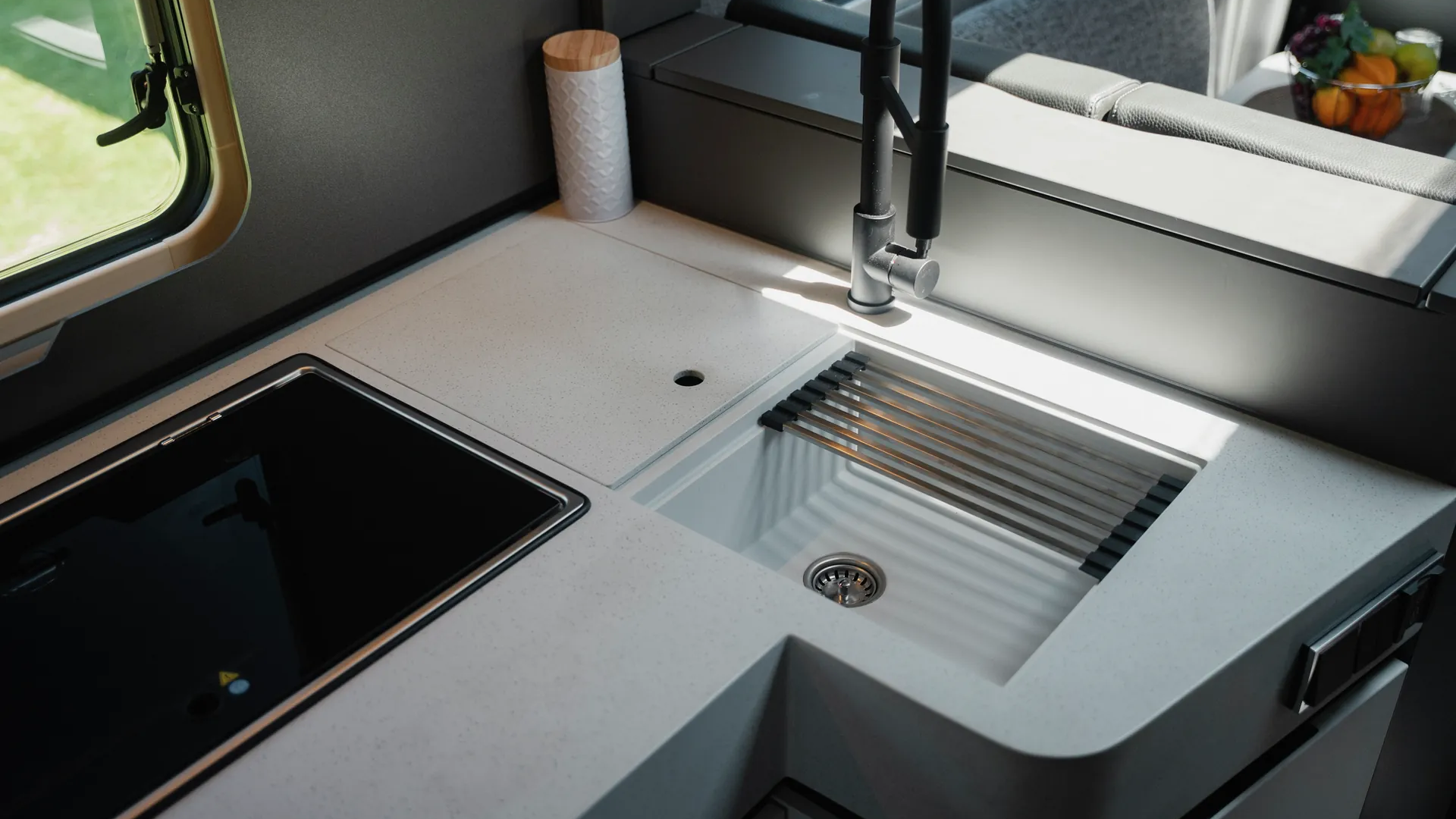 Chopping, preparing, placing: the flexible accessory system from Hymer Original Parts uses every centimetre efficiently and elegantly extends the functionality of the kitchen.
