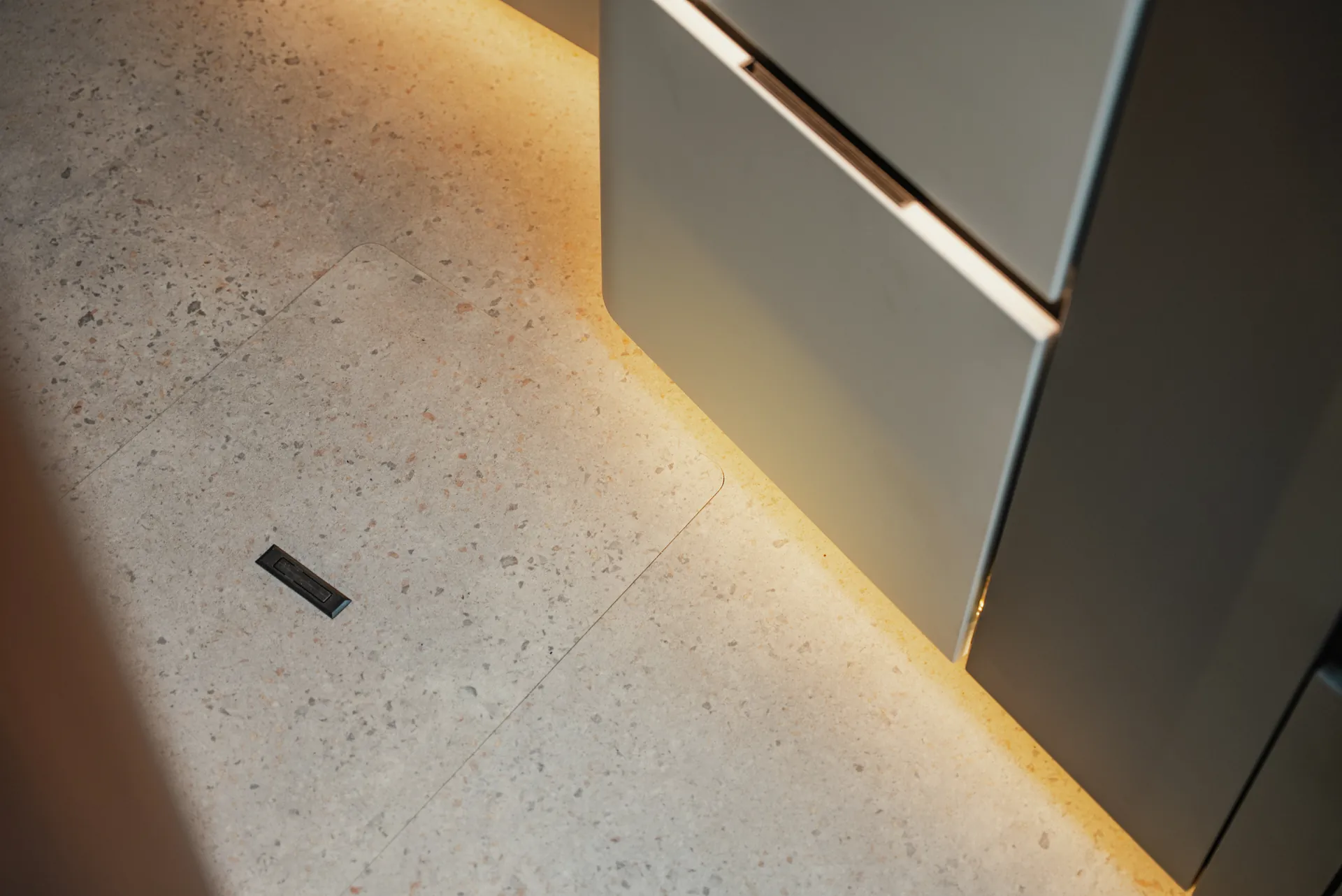 Modern concrete-look flooring and indirect ambient lighting create a timeless living atmosphere. Premium materials and precise details define the character of the interior down to the smallest areas.
