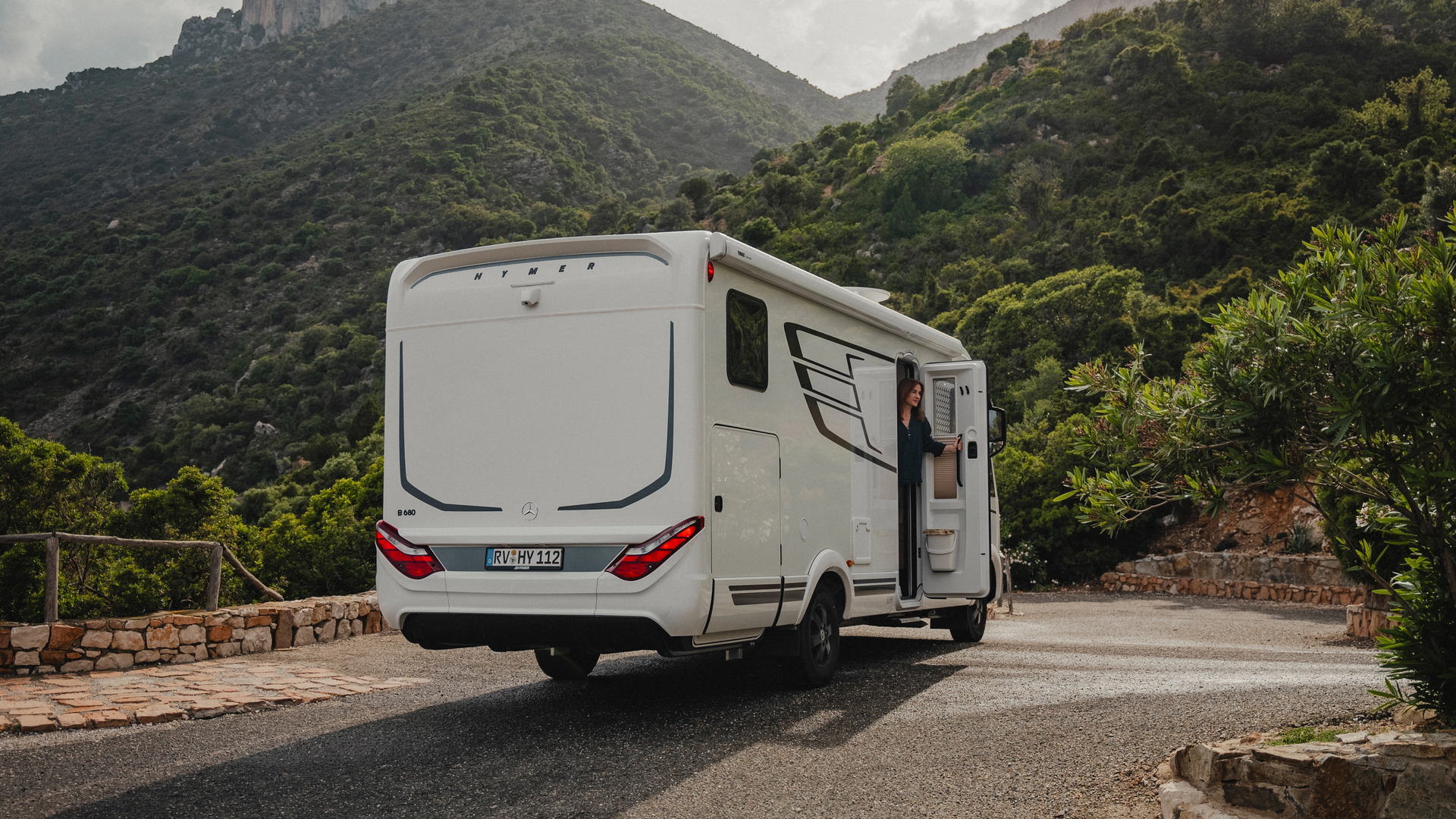 The rear of the HYMER B-MC-I combines futuristic elegance with practical functionality. Distinctive tail lights and curved design lines emphasise the modern aesthetic, while the Mercedes-Benz chassis ensures reliable performance.