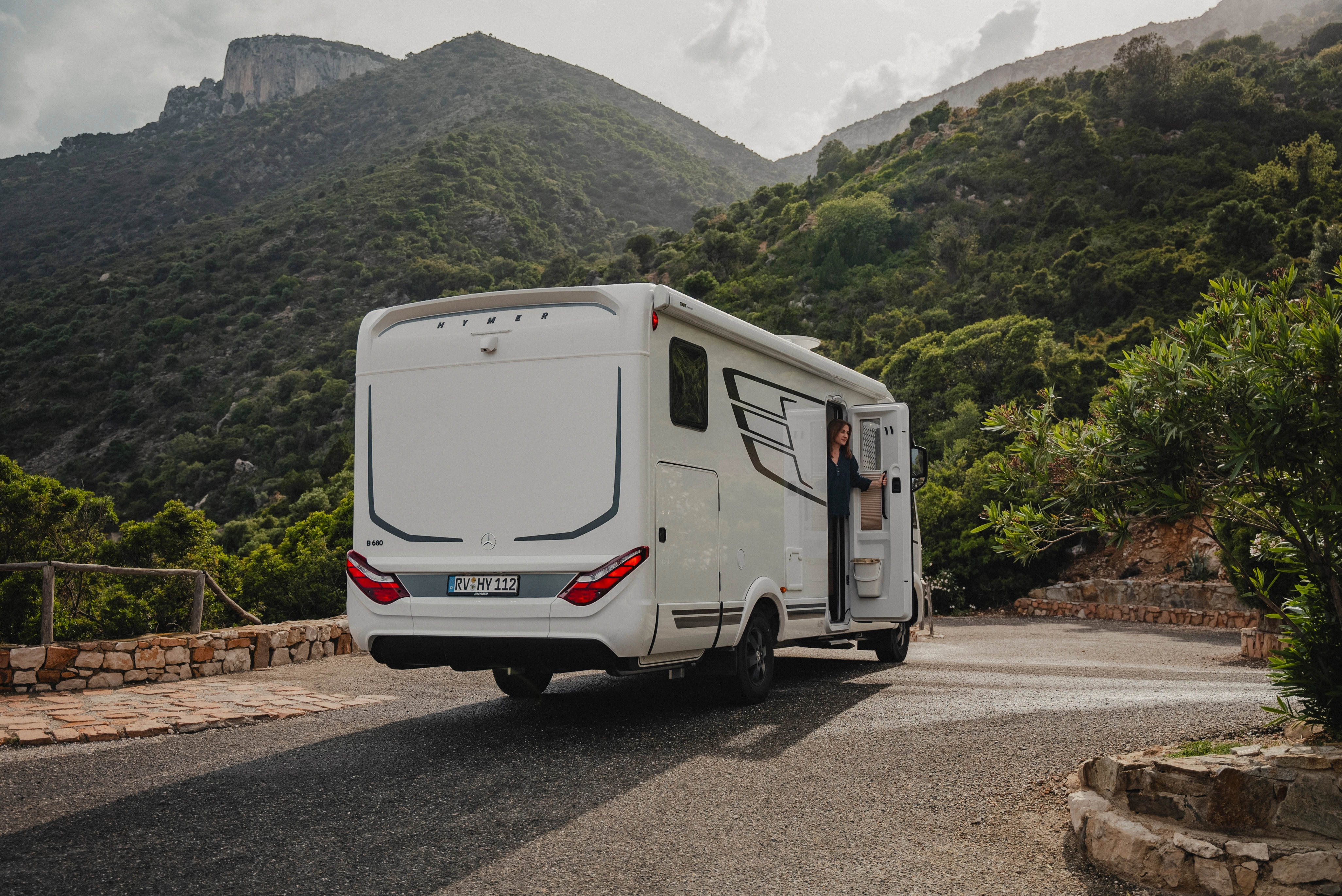 The rear of the HYMER B-MC-I combines futuristic elegance with practical functionality. Distinctive tail lights and curved design lines emphasise the modern aesthetic, while the Mercedes-Benz chassis ensures reliable performance.