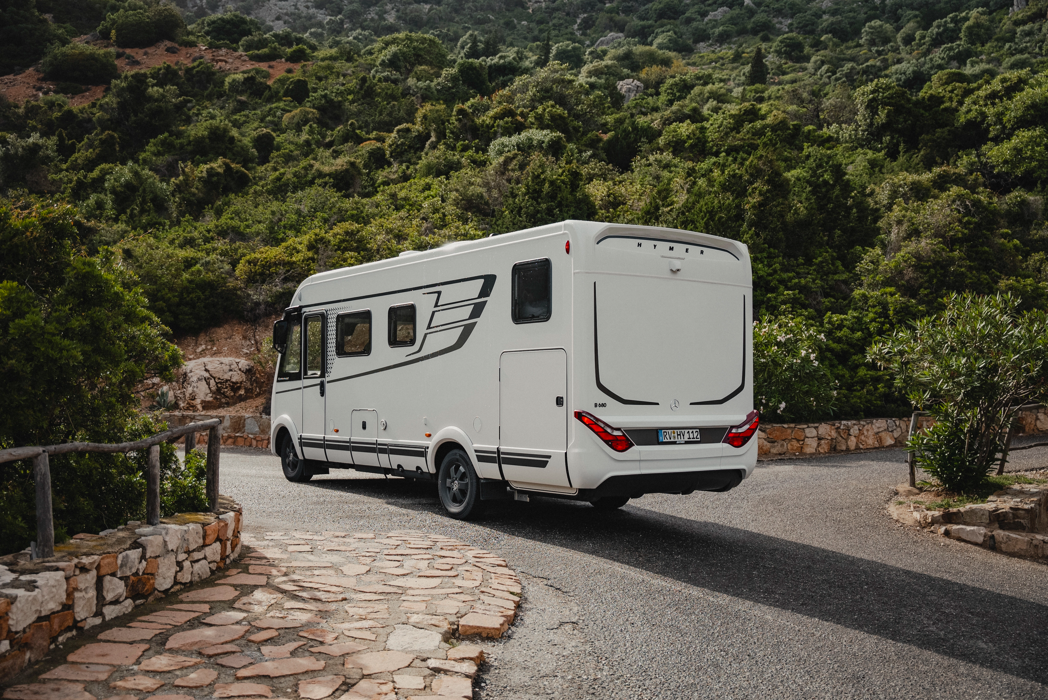 The HYMER B-MC-I combines functionality and style with its spacious garage, offering ample storage for your travel items. The rear bumper with diffuser optics gives the vehicle a sporty elegance and ensures a dynamic presence on the road.