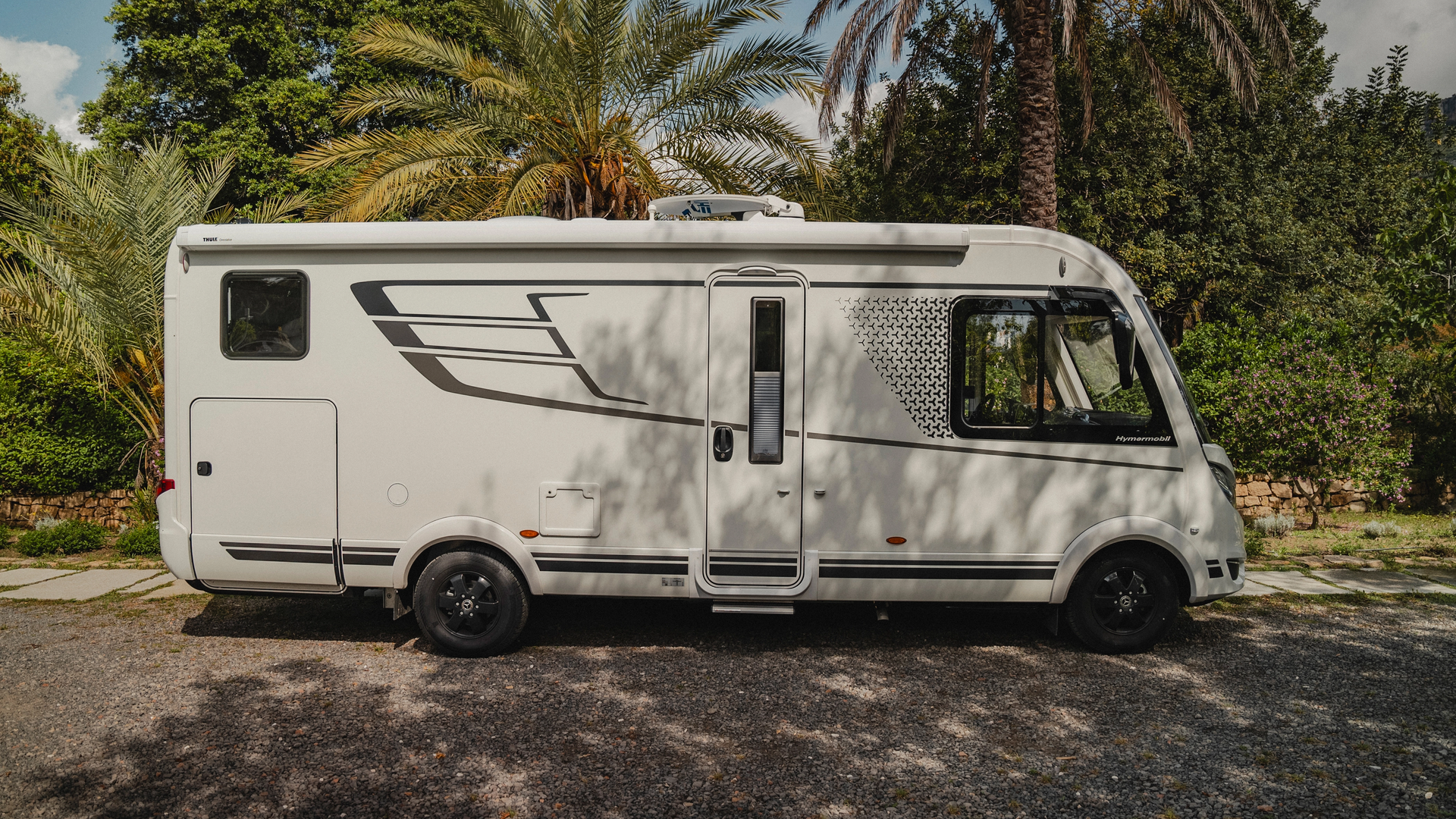 Experience the ultimate holiday under palm trees with the HYMER B-MC-I. The visually perfectly embedded door invites you to embark on an adventure and enjoy the freedom of travelling - a perfect interplay of comfort and elegance in any environment.
