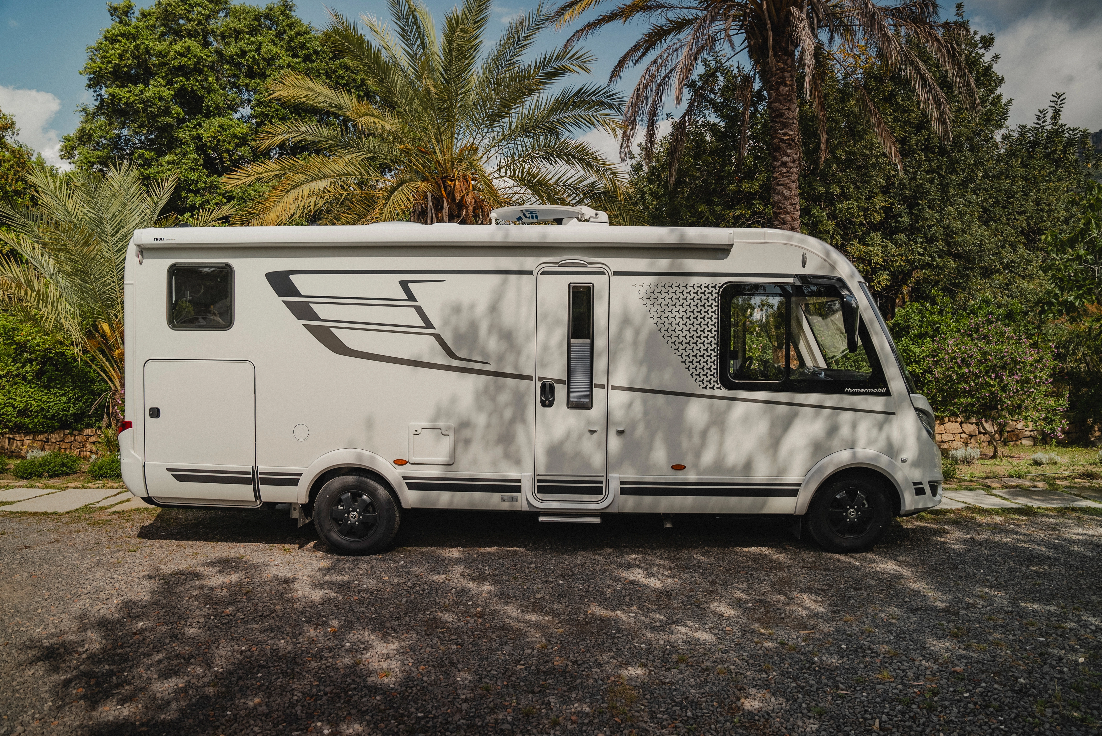 Experience the ultimate holiday under palm trees with the HYMER B-MC-I. The visually perfectly embedded door invites you to embark on an adventure and enjoy the freedom of travelling - a perfect interplay of comfort and elegance in any environment.