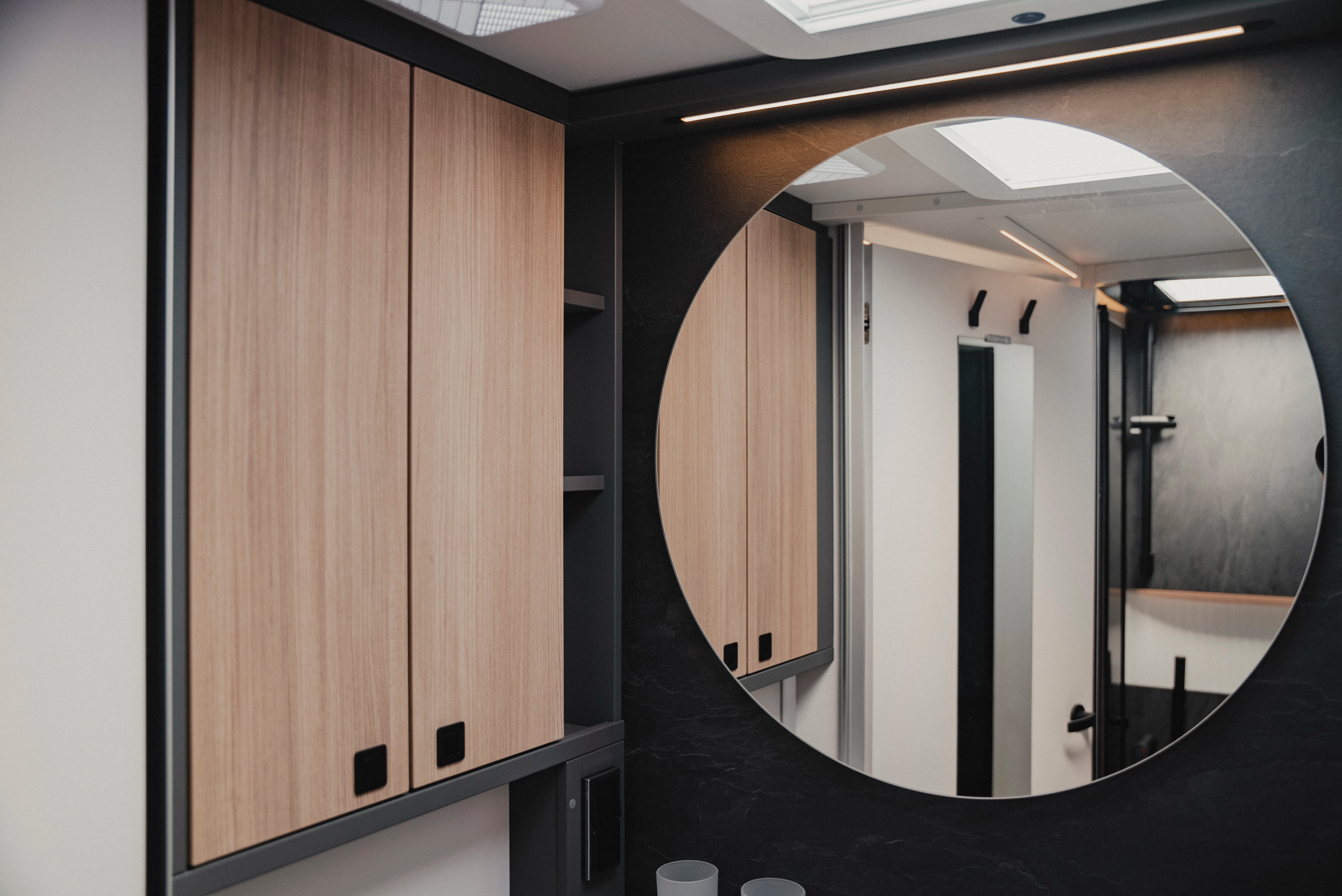 Thoughtful down to the last detail: The bathroom combines modern design in Matara Teak furniture decor with maximum storage space - for a stylish home on the go. The large, round bathroom mirror gives your mobile wellness oasis an extravagant touch.