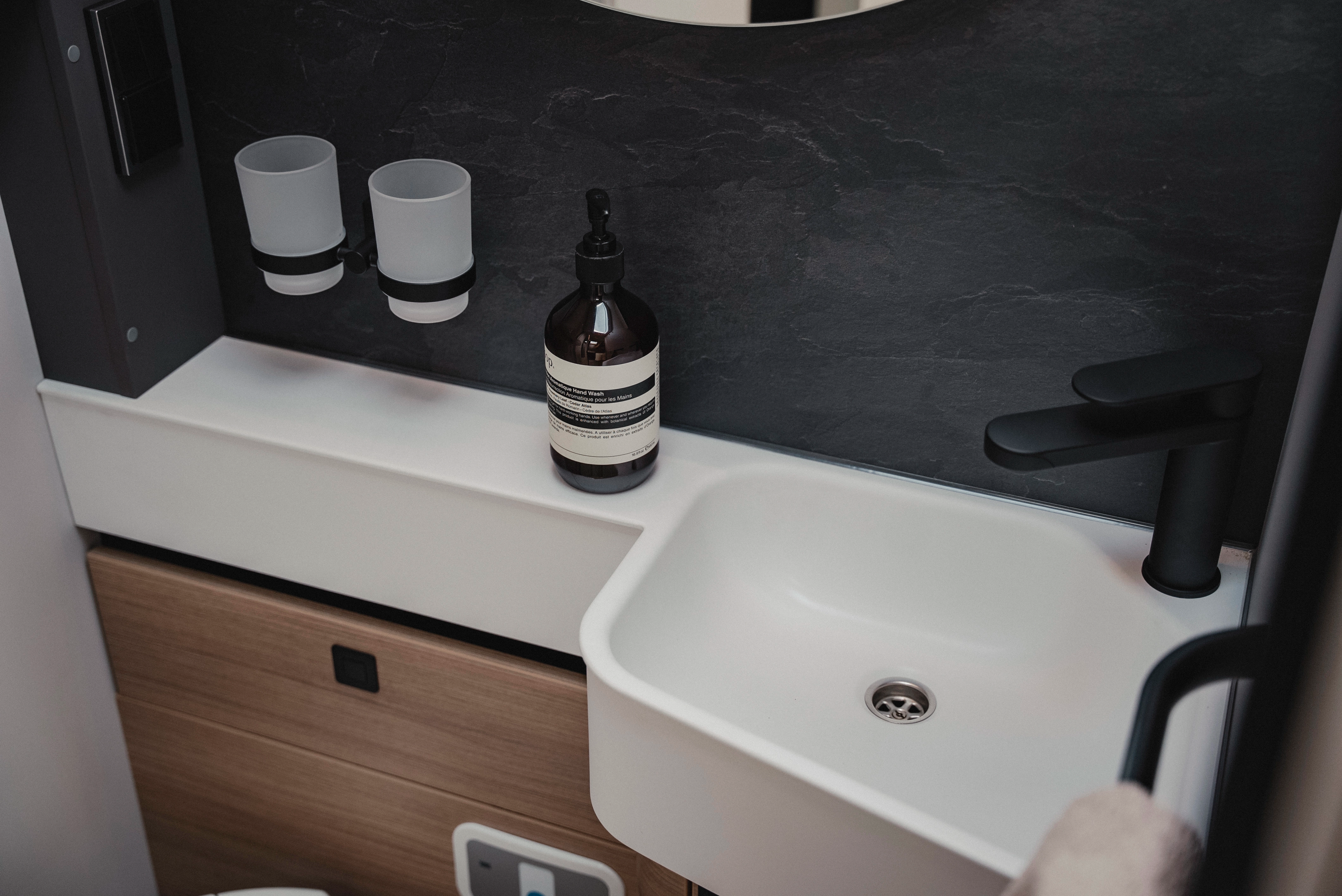 Practical and elegant: The washbasin with storage space ensures order and comfort.