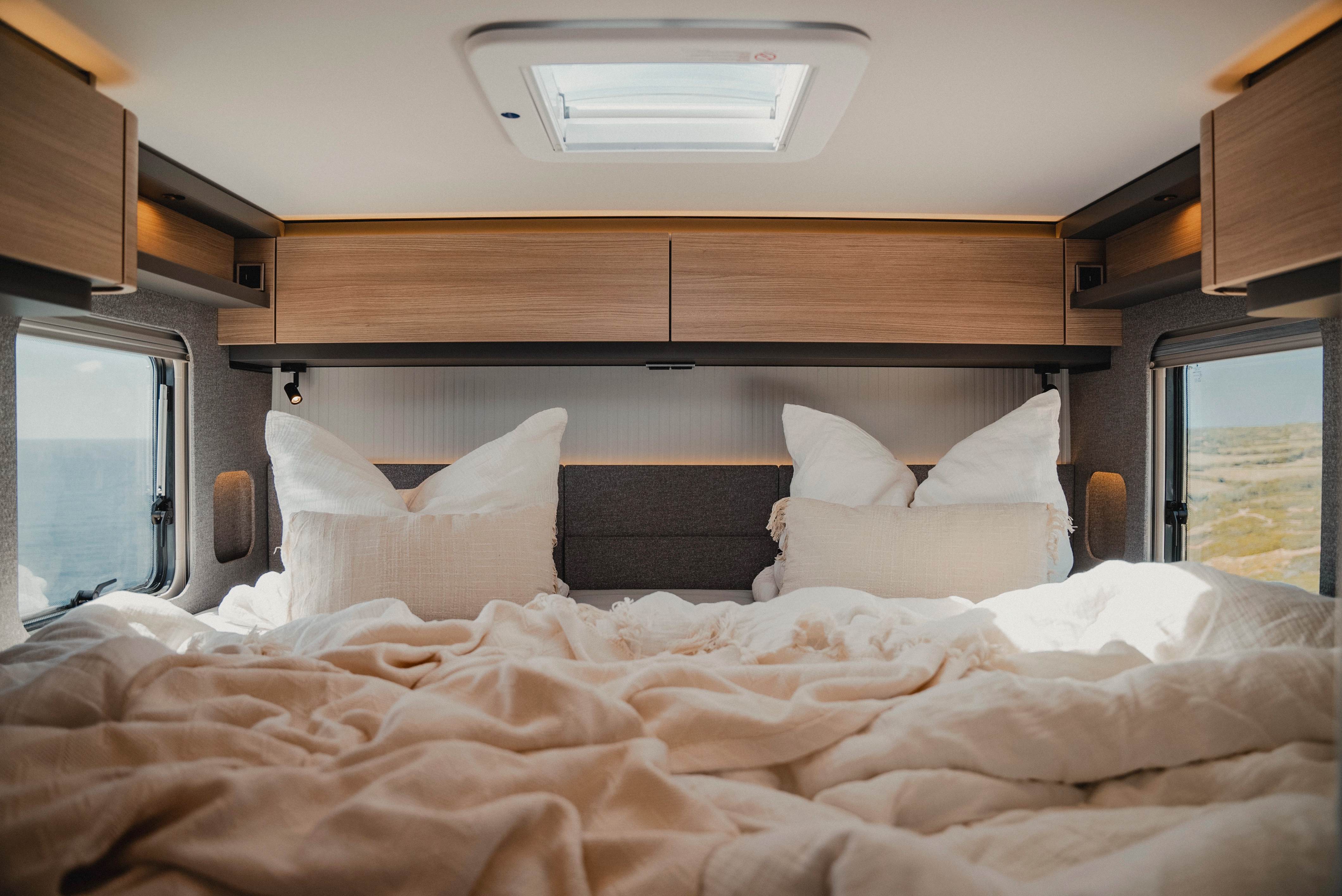 Light-filled and cosy: The large double bed, together with the Matara Teak furniture decor, creates an inviting feel-good atmosphere - ideal for relaxing and dreaming.