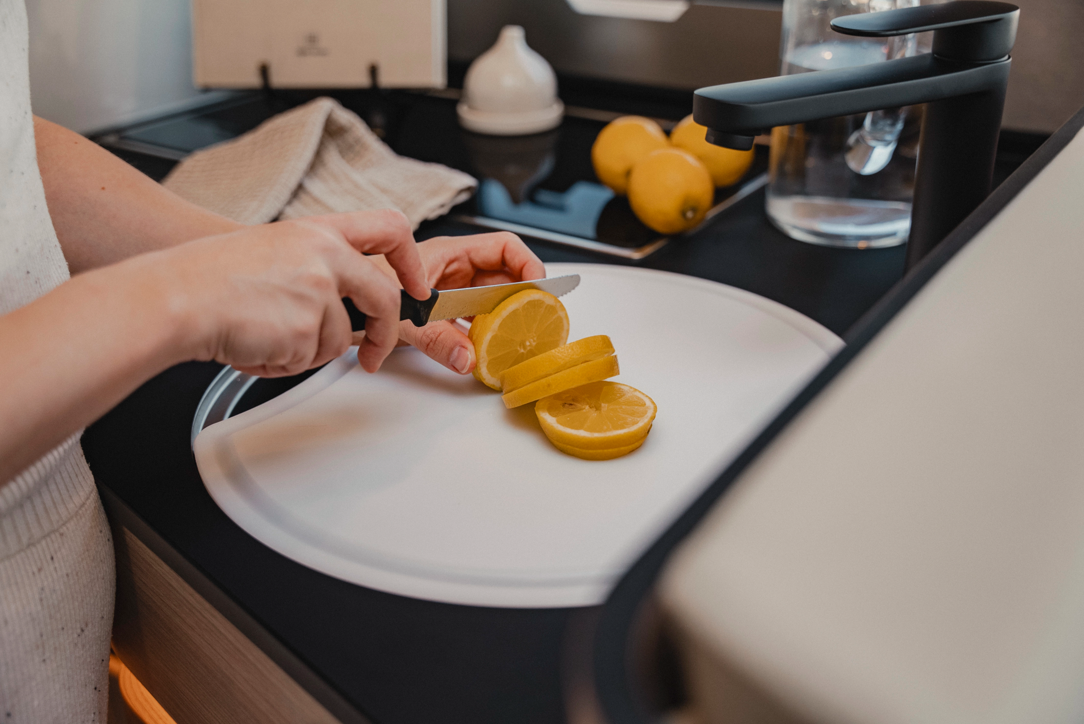Sink cover with dual function: On one hand it serves practically as a cutting board, optimising your kitchen organisation - flipped over, it integrates seamlessly into the sink, thus extending the worktop. Experience the combination of functionality and elegance that perfects your culinary adventures on the road.