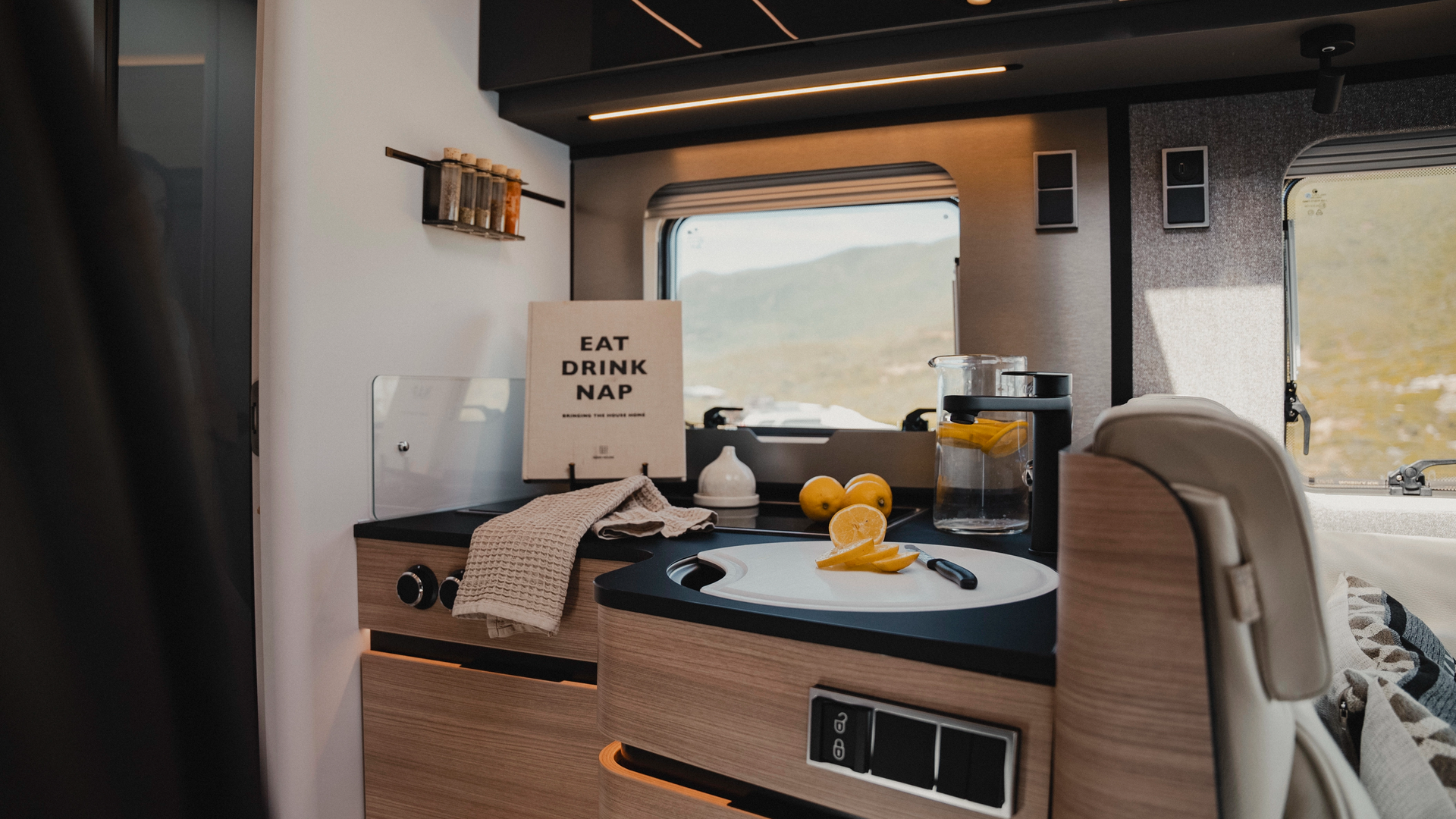 Immerse yourself in the stylish ambience, where warm LED light and natural daylight create a harmonious atmosphere. The Matara Teak furniture decor completes the elegant design and gives the kitchen a modern and appealing aesthetic.