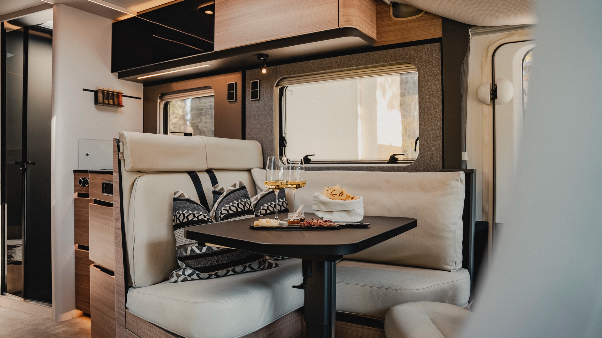 Perfect for shared evenings: The comfortable seating group invites with stylish design in Isola leather upholstery and atmospheric lighting in Matara Teak furniture decor to linger.