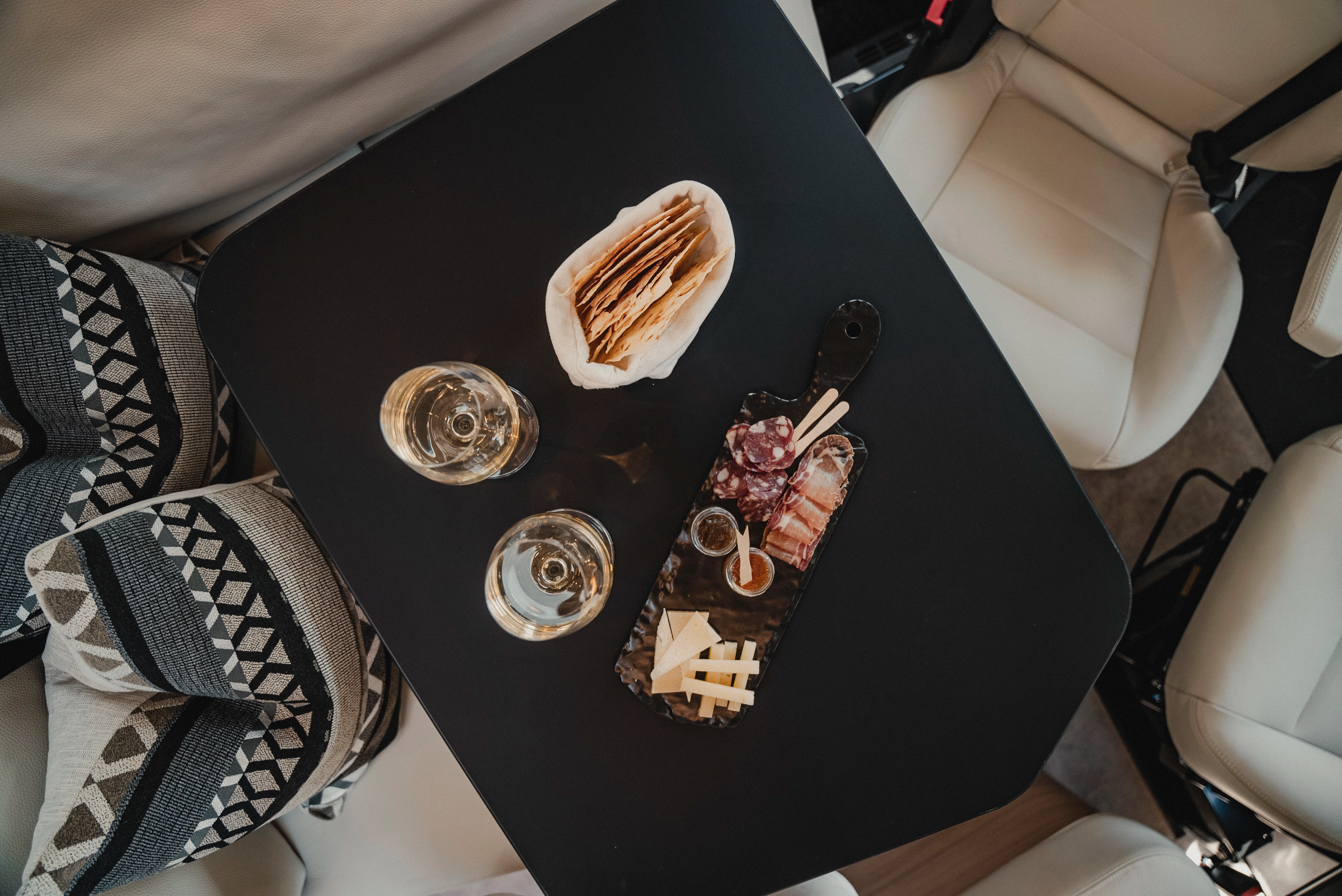 Comfort meets enjoyment: The seating area with Isola leather upholstery is perfect for relaxed evenings in a stylish setting.