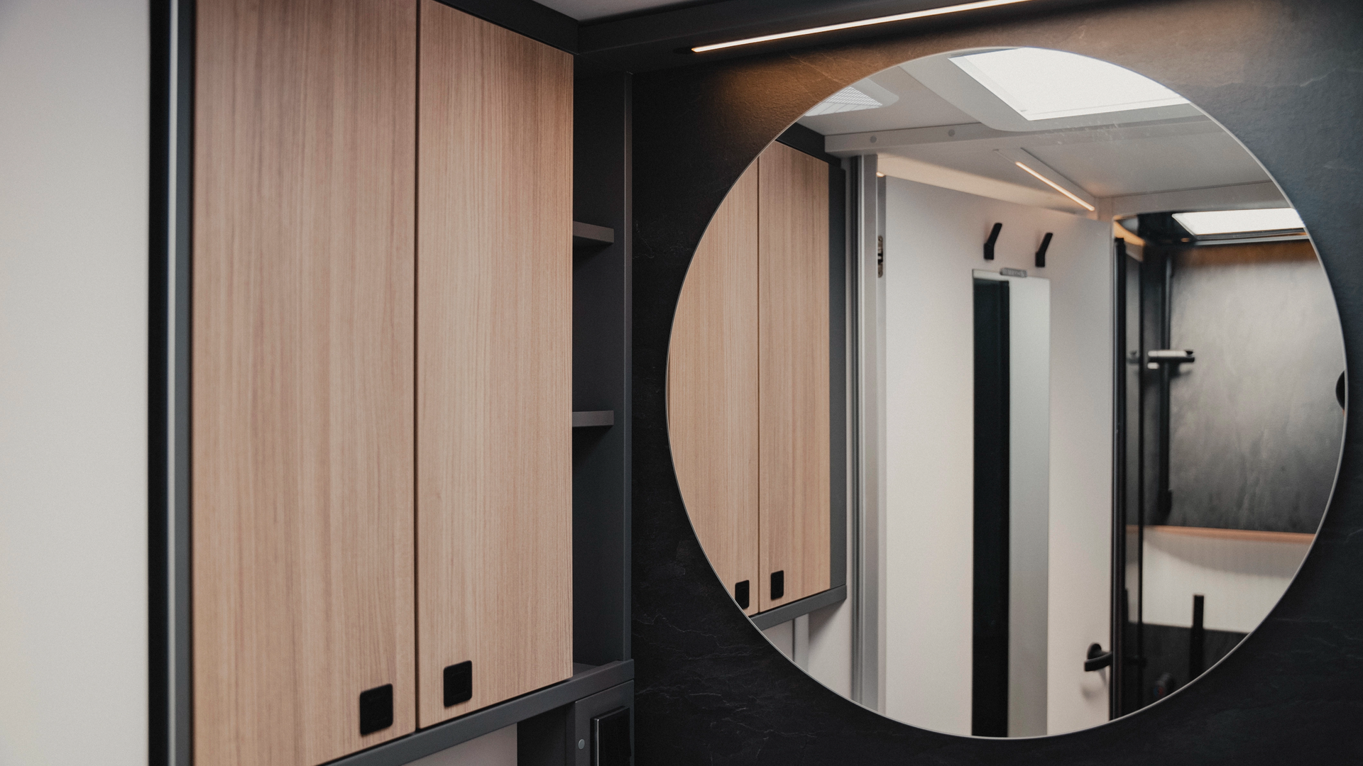 Clearly structured and elegant: The spacious bathroom cabinets and the modern, illuminated mirror turn your mobile bathroom into a place of well-being.