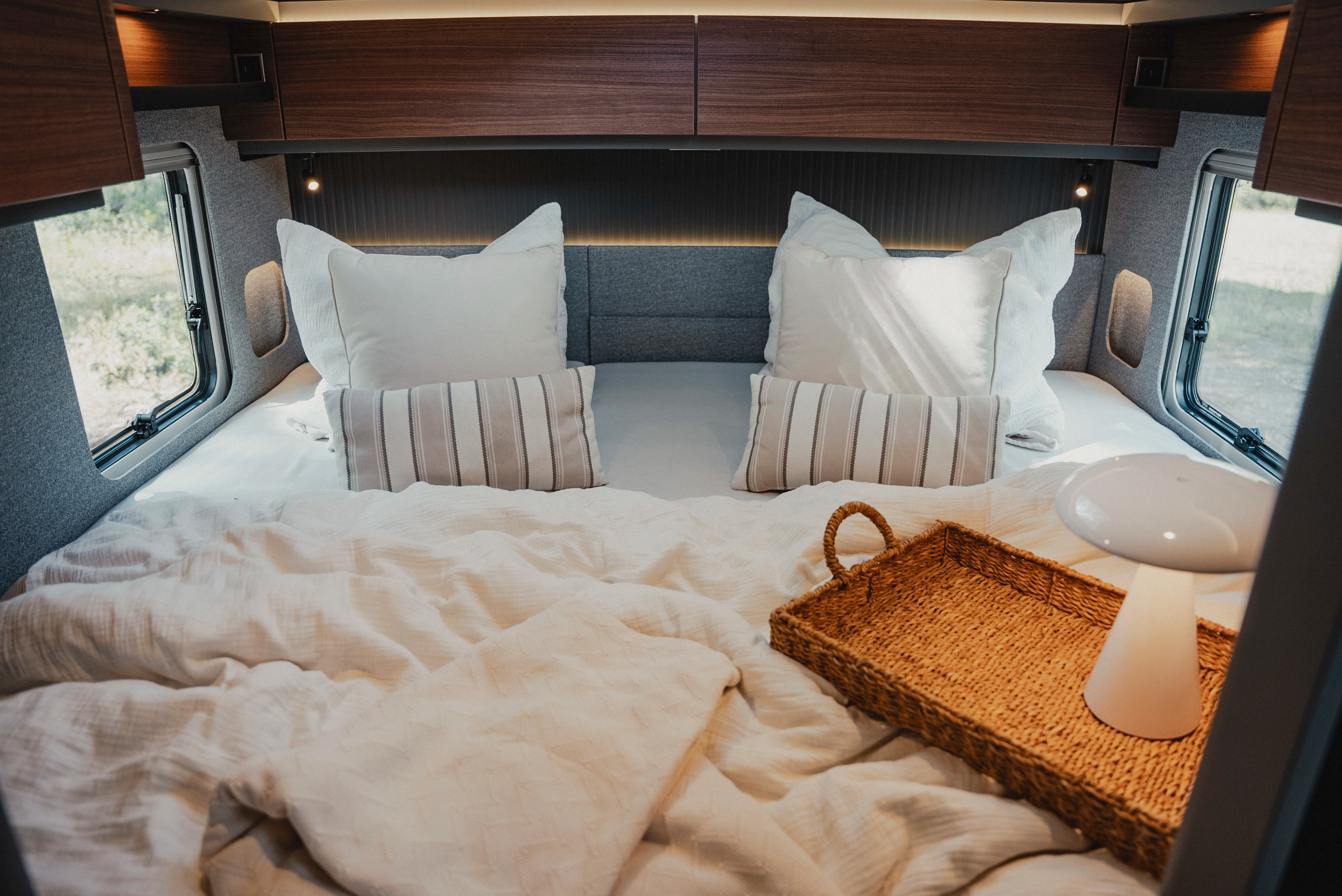 Here you sleep stylishly on clouds: The elegant Rochefort walnut furniture decor combined with warm wall coverings and gentle ambient lighting creates an inviting atmosphere.