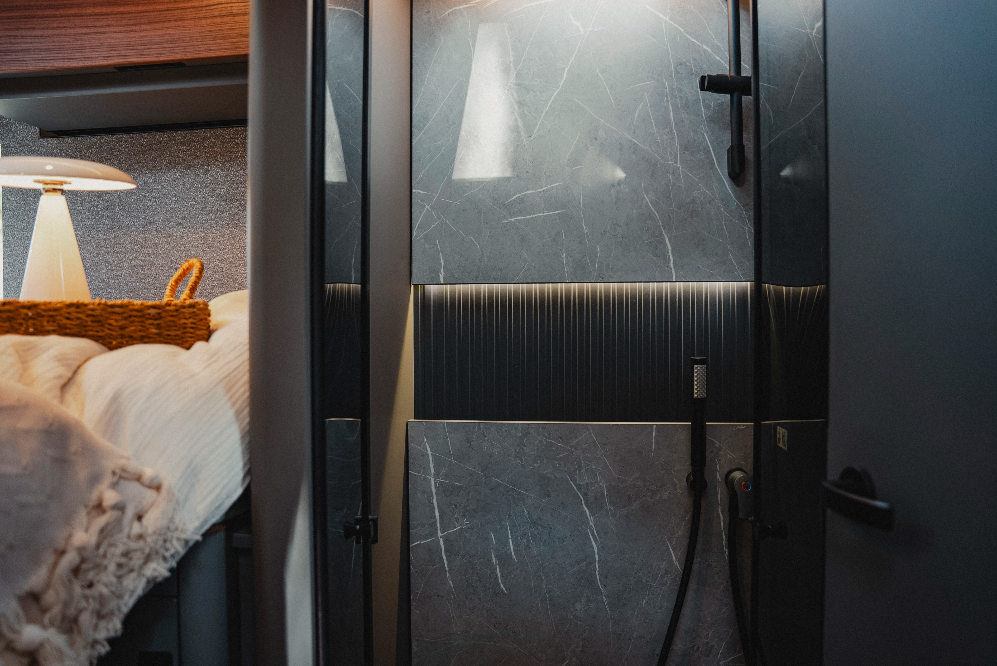 The modern shower cabin impresses with high-quality appearance and thoughtful functionality - for a true spa experience on the go.
