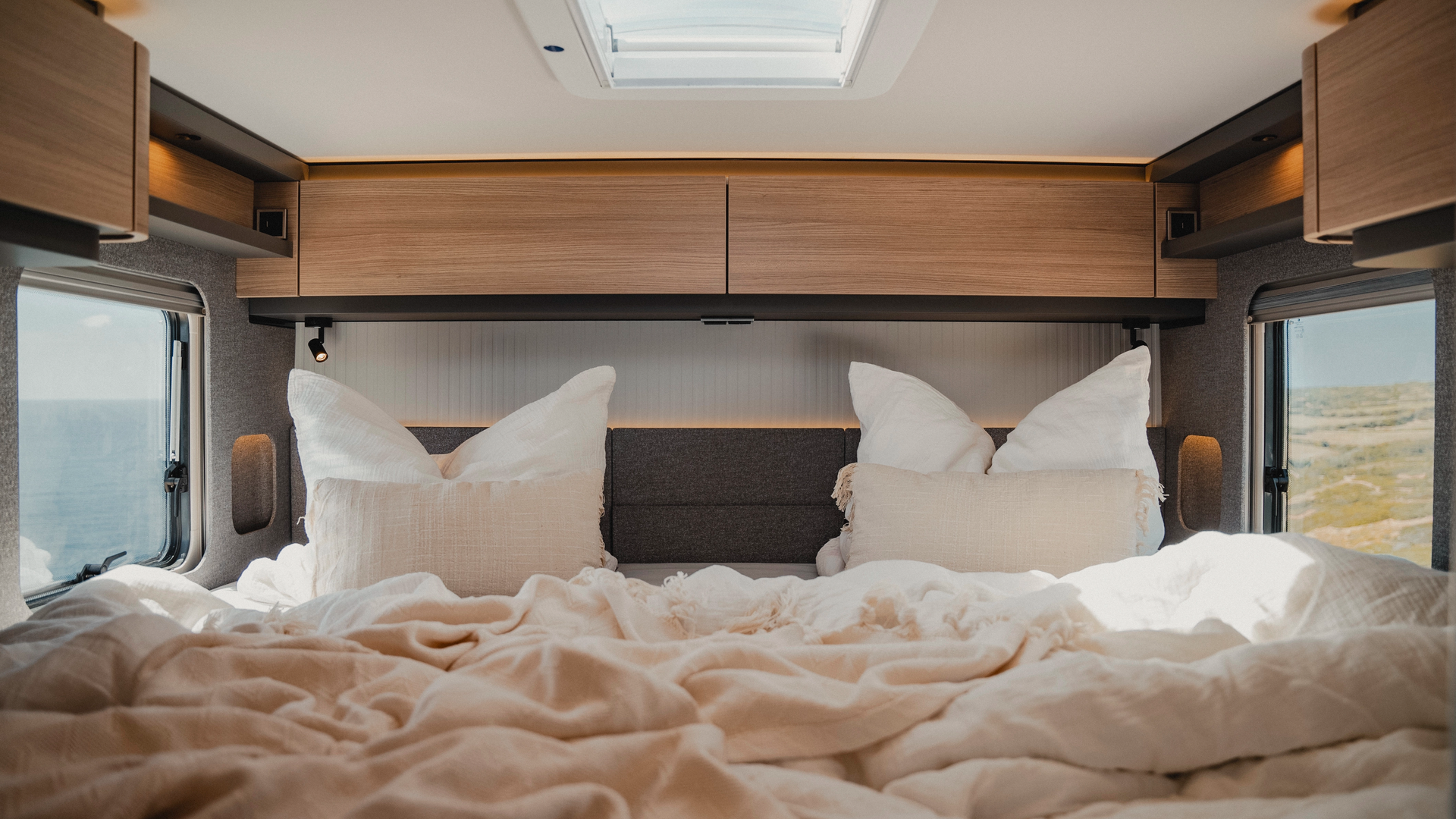 Immerse yourself in a light-filled atmosphere full of elegance: The thoughtful storage compartments in noble Matara Teak furniture decor offer you stylish functionality and space for your personal treasures.