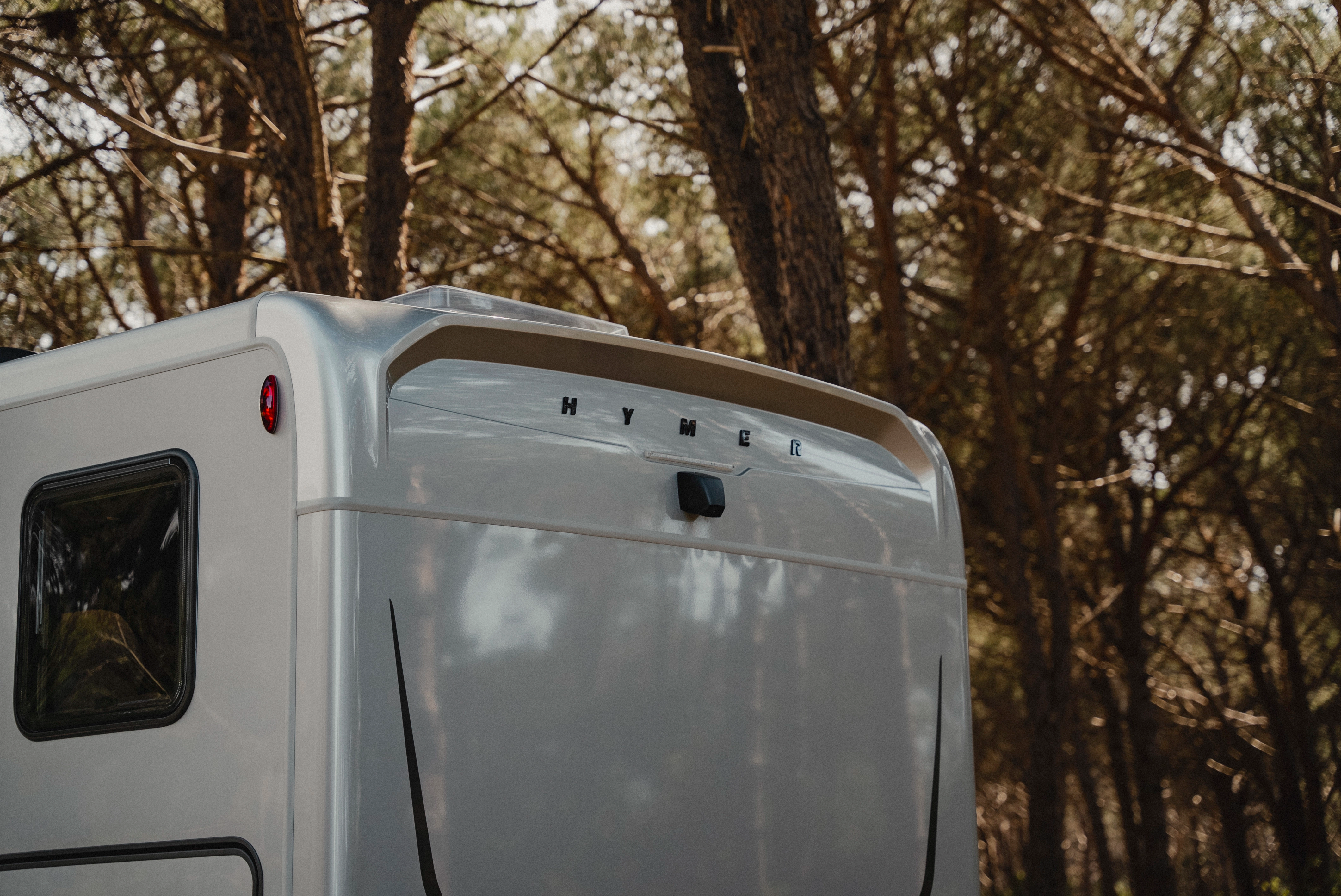 The distinctive rear of the HYMER B-MC T combines form and function in perfect harmony. Its elegant silhouette and robust construction make it the ideal companion for adventures in nature, offering comfort and style on every journey.