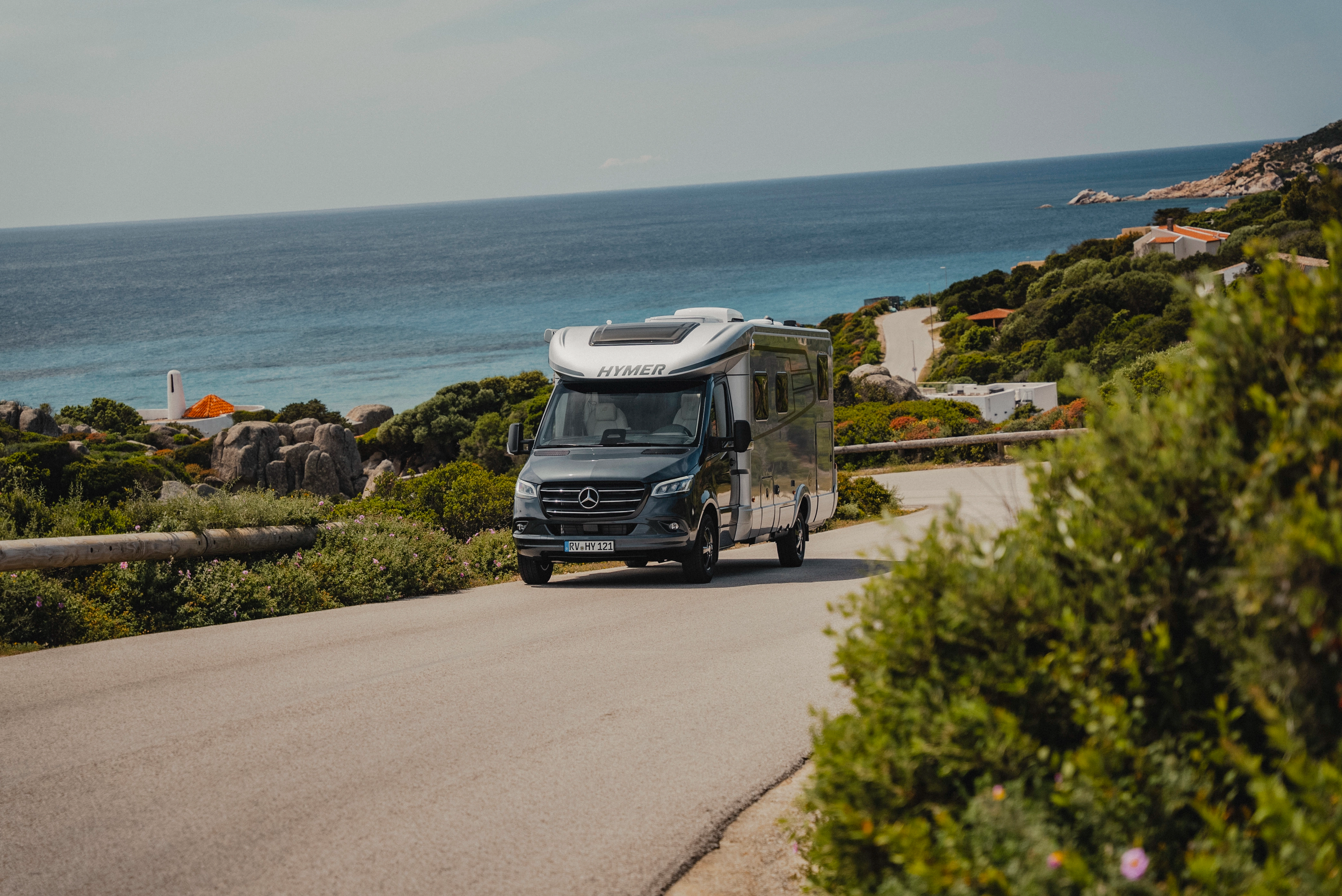 Combined with the Mercedes-Benz cab, the semi-integrated HYMER B-MC T impresses with its stylish and aerodynamic design, embodying freedom and mobility. Perfect for travellers seeking comfort and adventure along scenic coastal roads.